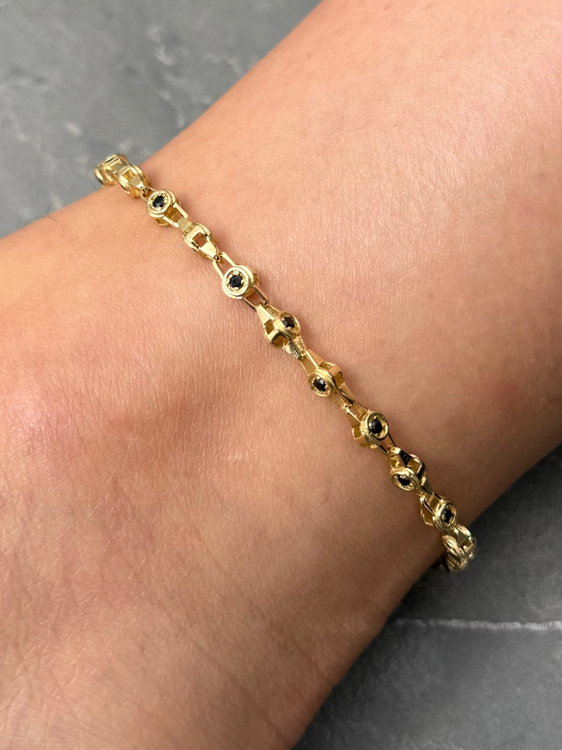 Tobillera Rustica con Swarovski Negro 13.4gr / 25.5cm / 4.6mm — Oro Amarillo