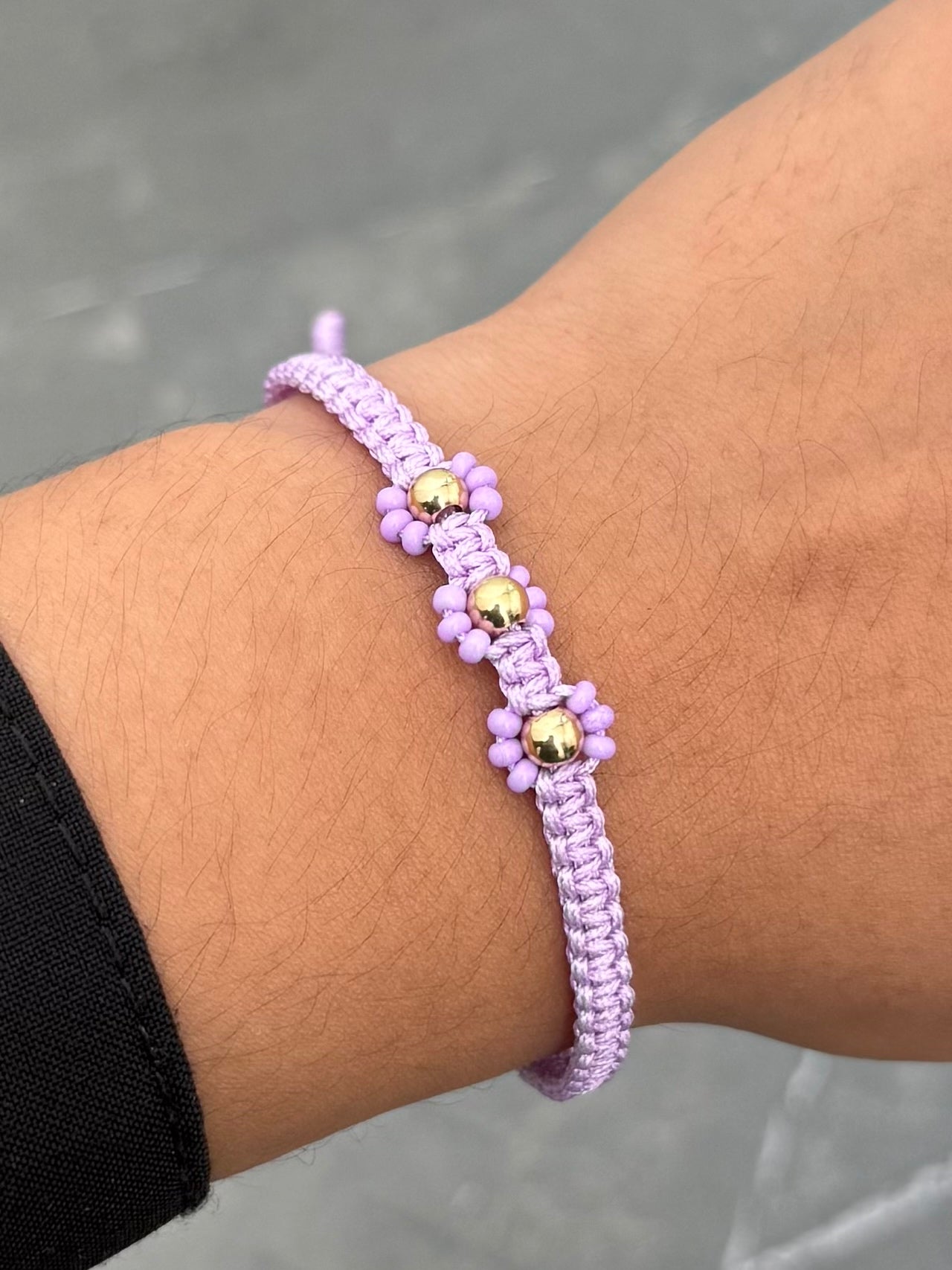 Pulsera en Hilo Morado de Flores 0.25gr — Oro Amarillo