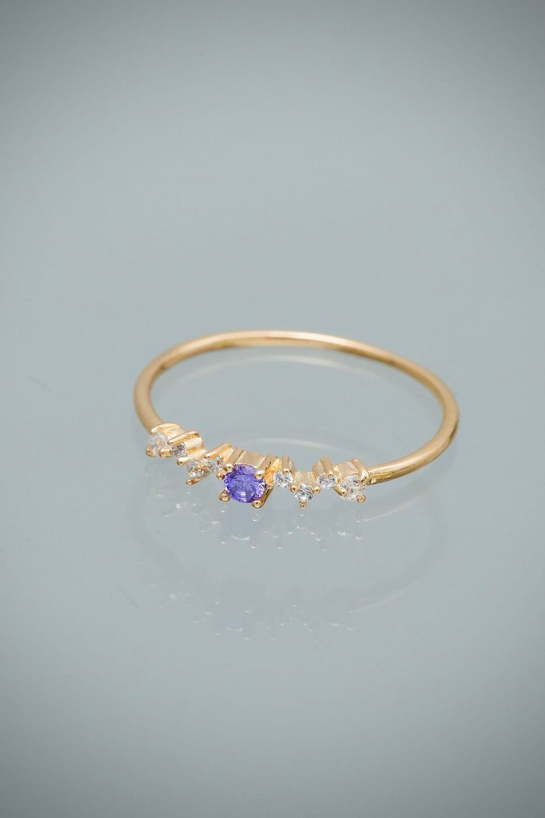 Anillo con Swarovski Morado y Blanco 1.1gr / Talla 7 3/4 — Oro Amarillo