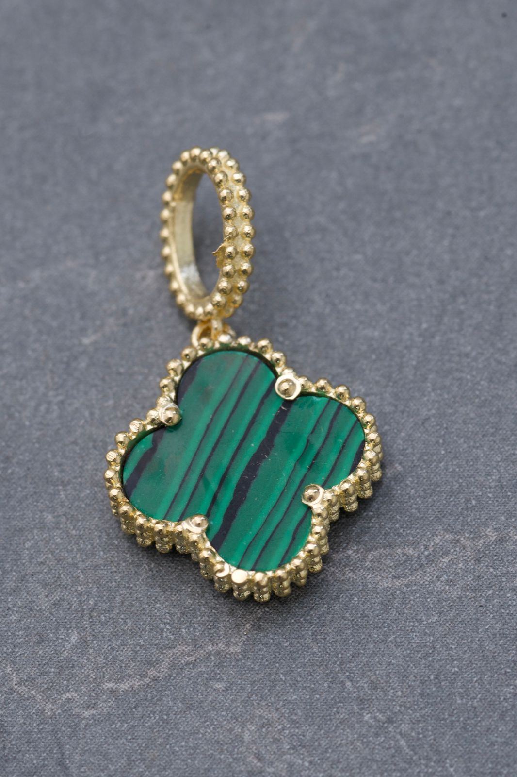 Dije Lucky Clover Piedra Verde 2.1gr / 2.3cm / 13.8mm — Oro Amarillo