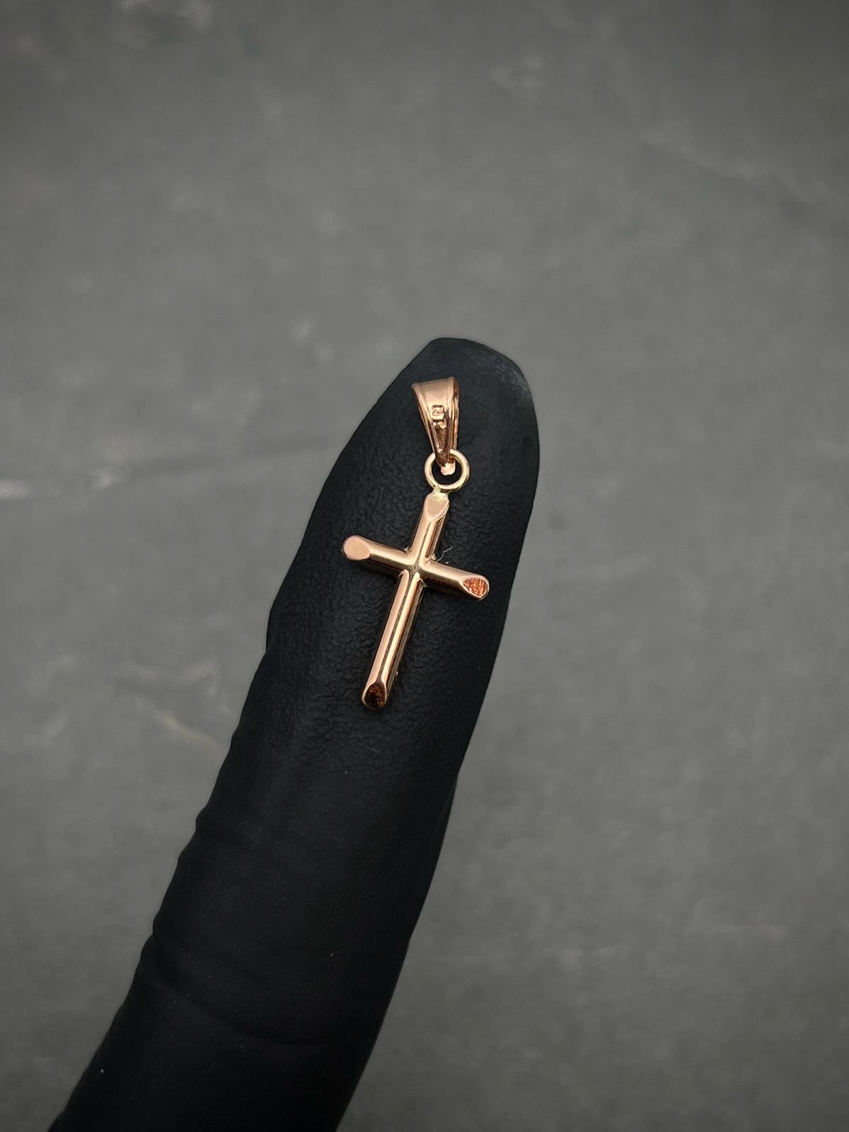 Dije de cruz lisa 0.4gr / Largo 2.2cm / Oro Rosado Nac M