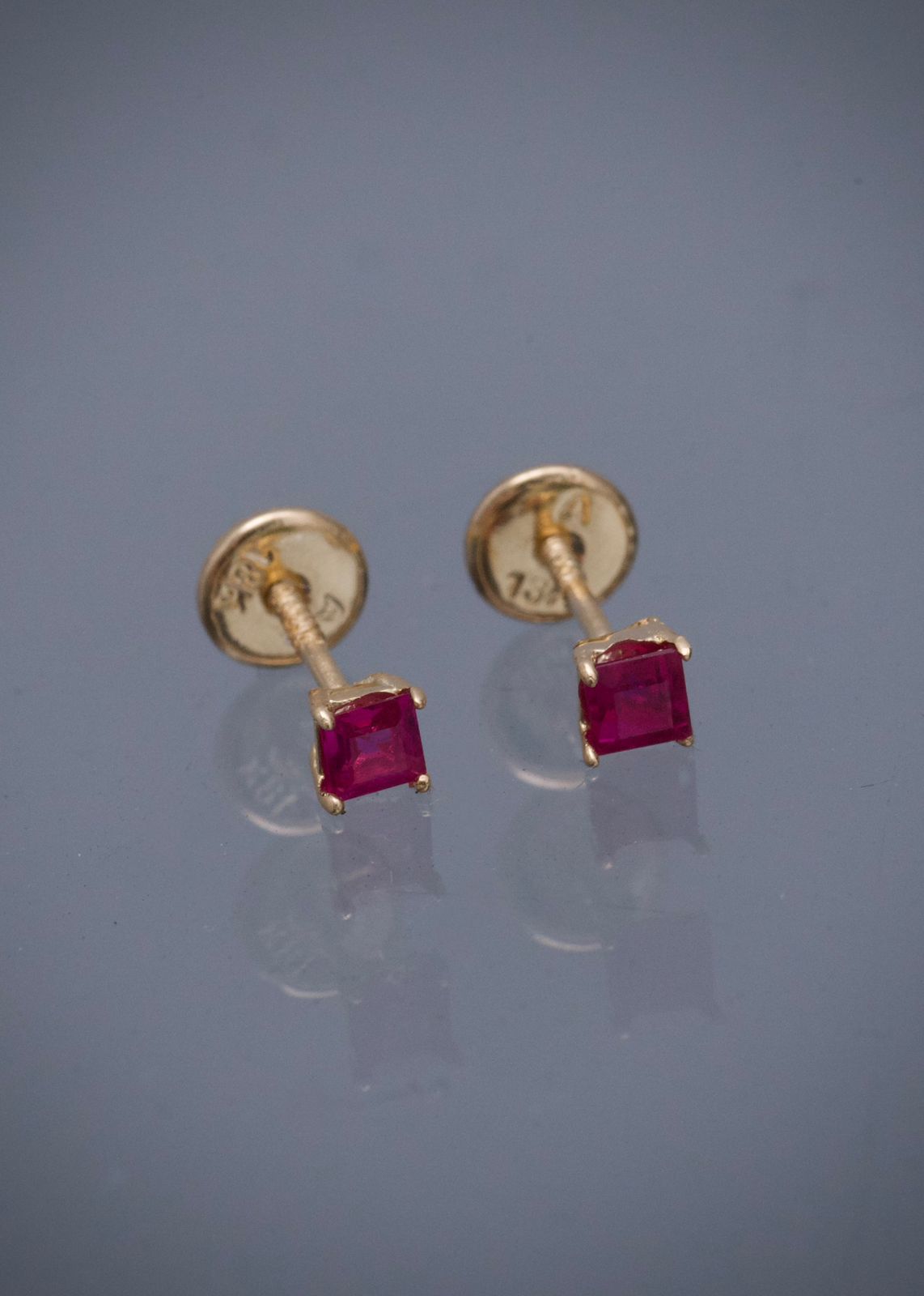 Topos con 37pts de rubie 0.65gr / Largo 0.3cm / Oro Amarillo Nac (Joya) B
