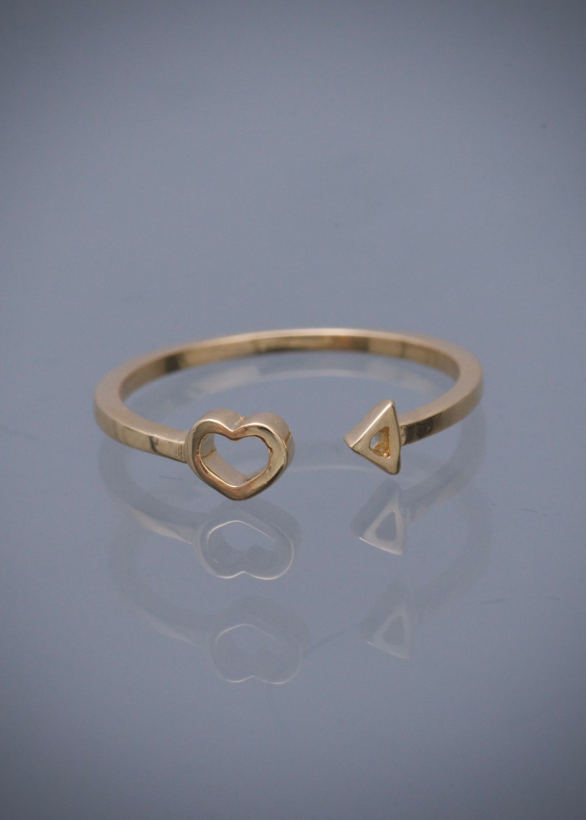 Anillo corazon con flecha 1.25gr / Talla: 6 / Oro Amarillo Nac B
