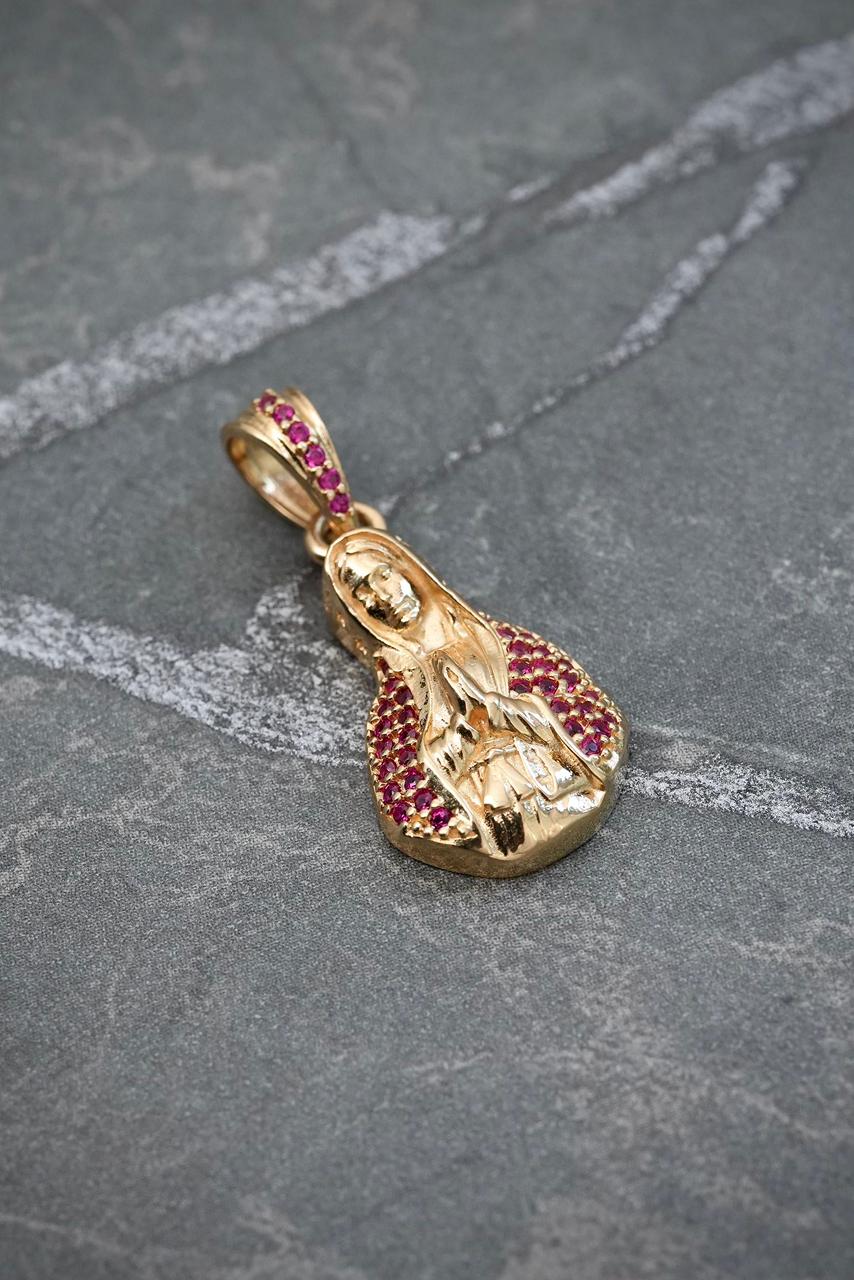 Dije virgen maria con swarovski fucsia 2.8gr / Largo 2.7cm — Oro Amarillo
