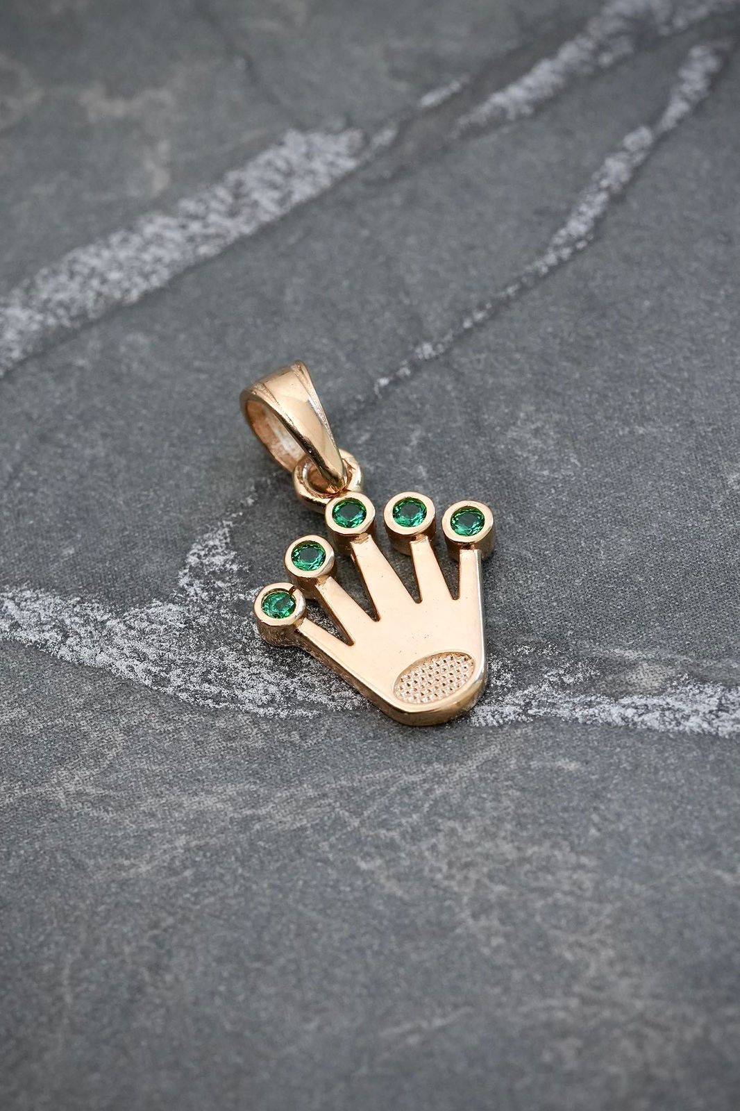 Dije corona rx con swarovski verde 1.15gr / Largo 1.8cm — Oro Amarillo