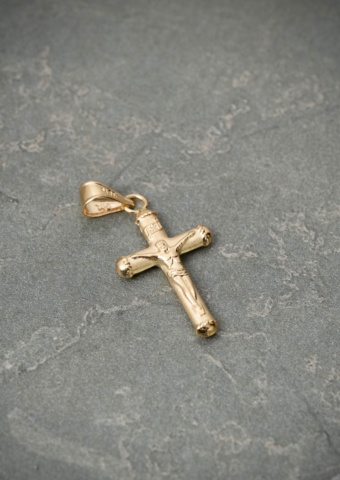 Dije Cruz Con cristo 0.75gr / Largo 2.9cm — Oro Amarillo