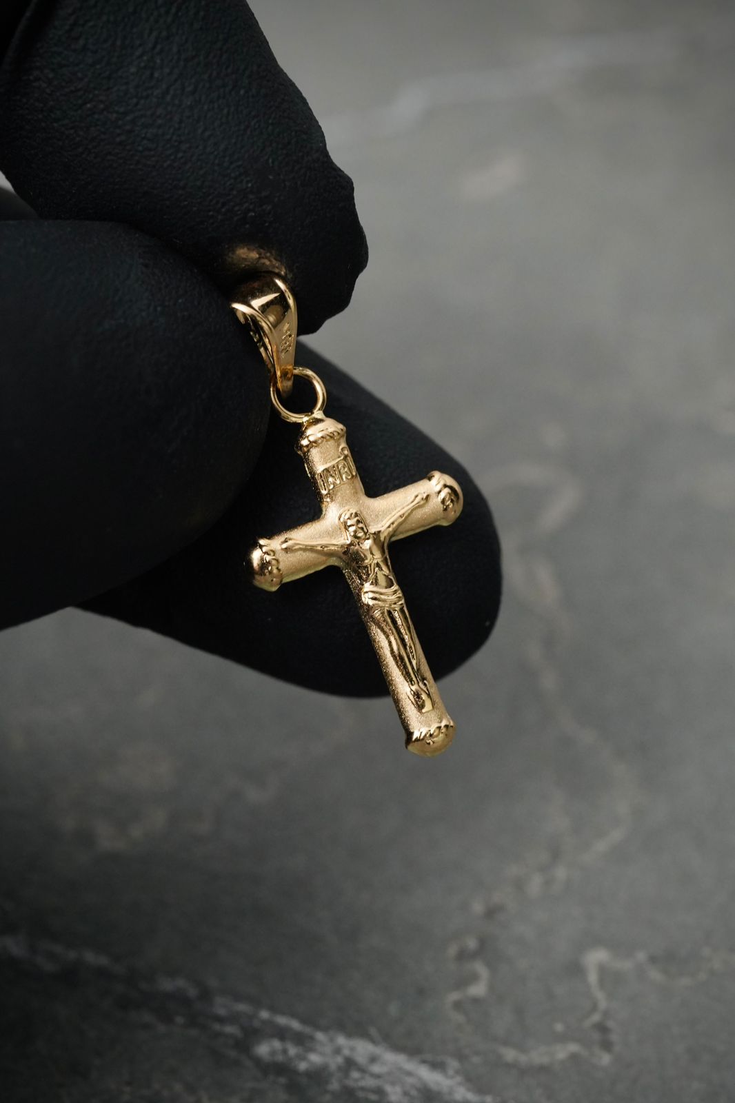 Dije Cruz Con cristo 0.75gr / Largo 2.9cm — Oro Amarillo