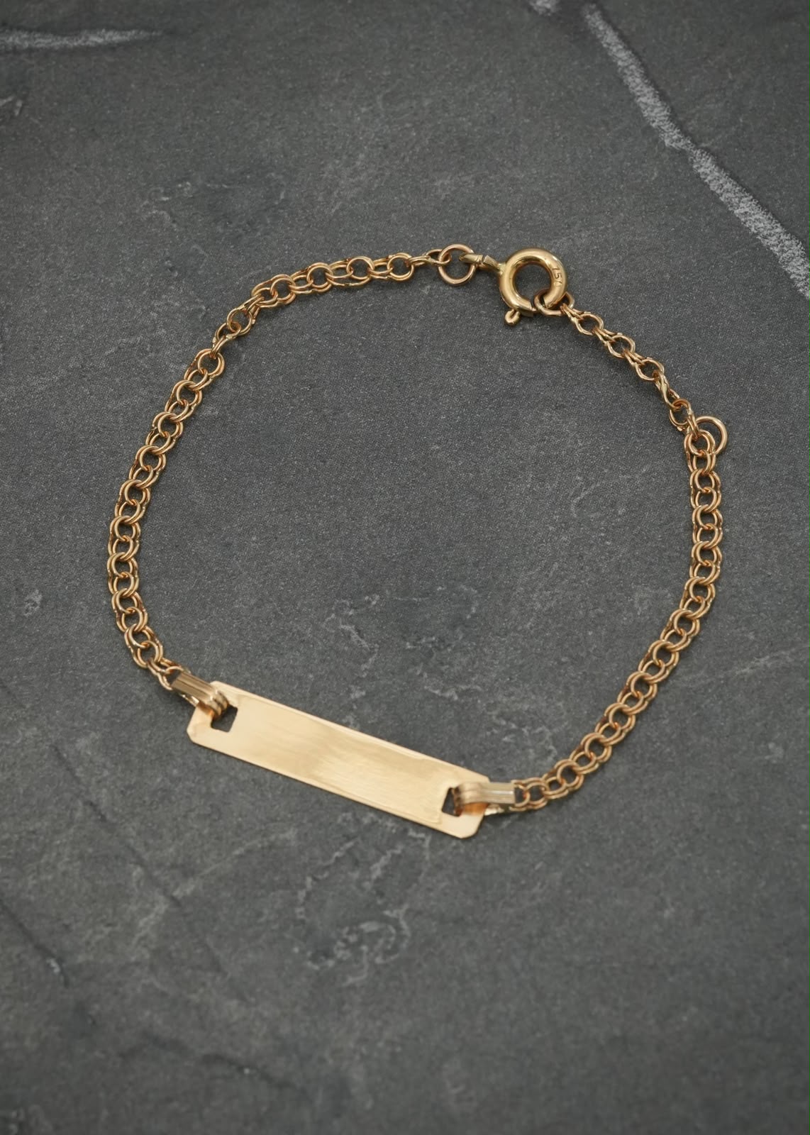 Pulso Bebe con Placa 1.3gr / 14cm / Ancho 4.8mm — Oro Amarillo