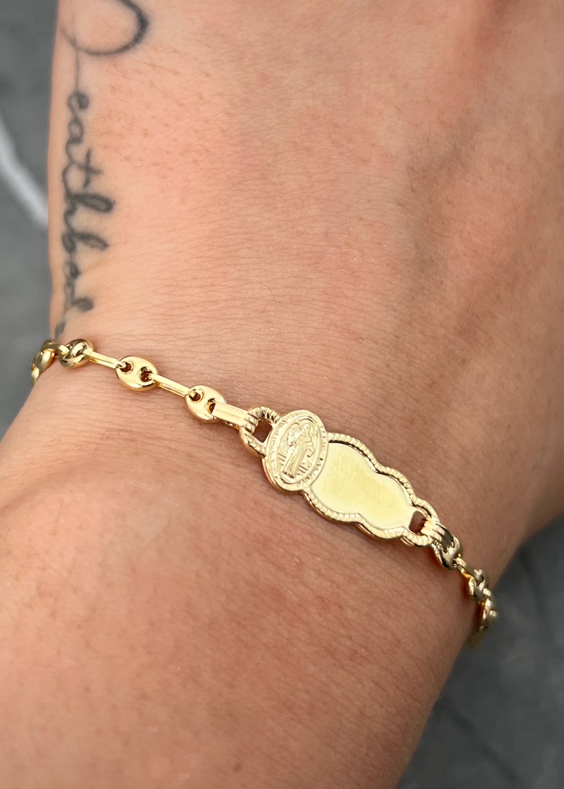 Pulso Bebe con Placa San Benito 1.85gr / 14.5cm / Ancho 8,5mm — Oro Amarillo