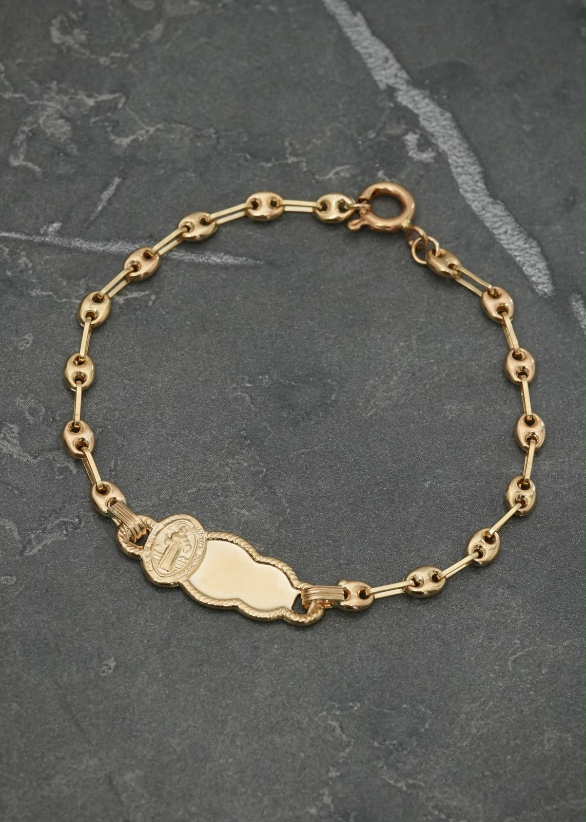 Pulso Bebe con Placa San Benito 1.85gr / 14.5cm / Ancho 8,5mm — Oro Amarillo