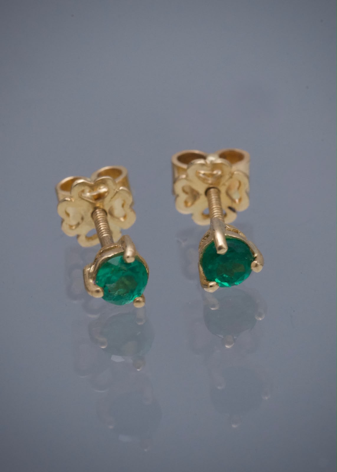 Topos con 42pts de Esmeralda 1.45gr / 0.3cm / 3.3mm — Oro Amarillo