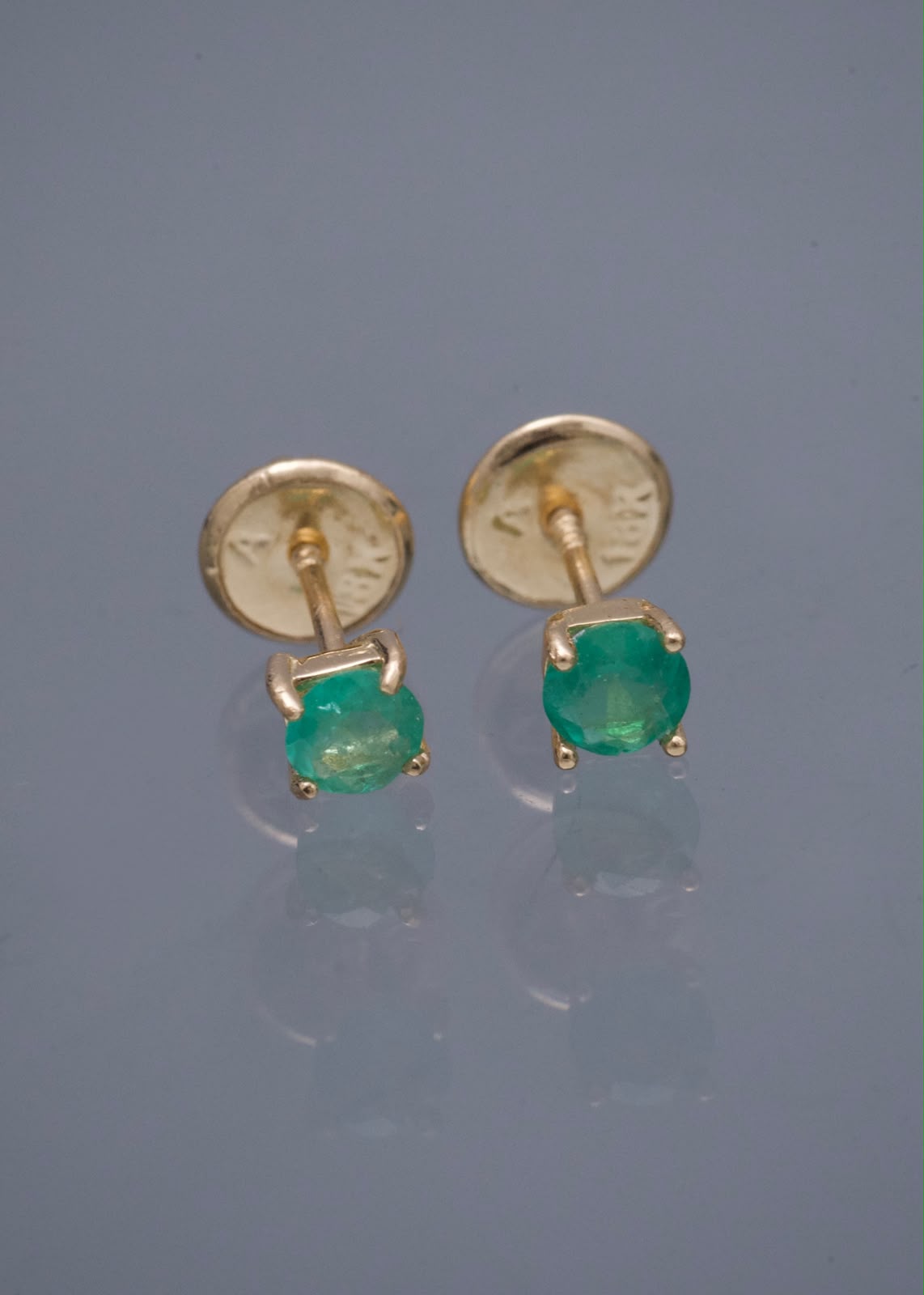 Topos con 29pts de Esmeralda 0.6gr / 0.3cm / 3.6mm — Oro Amarillo