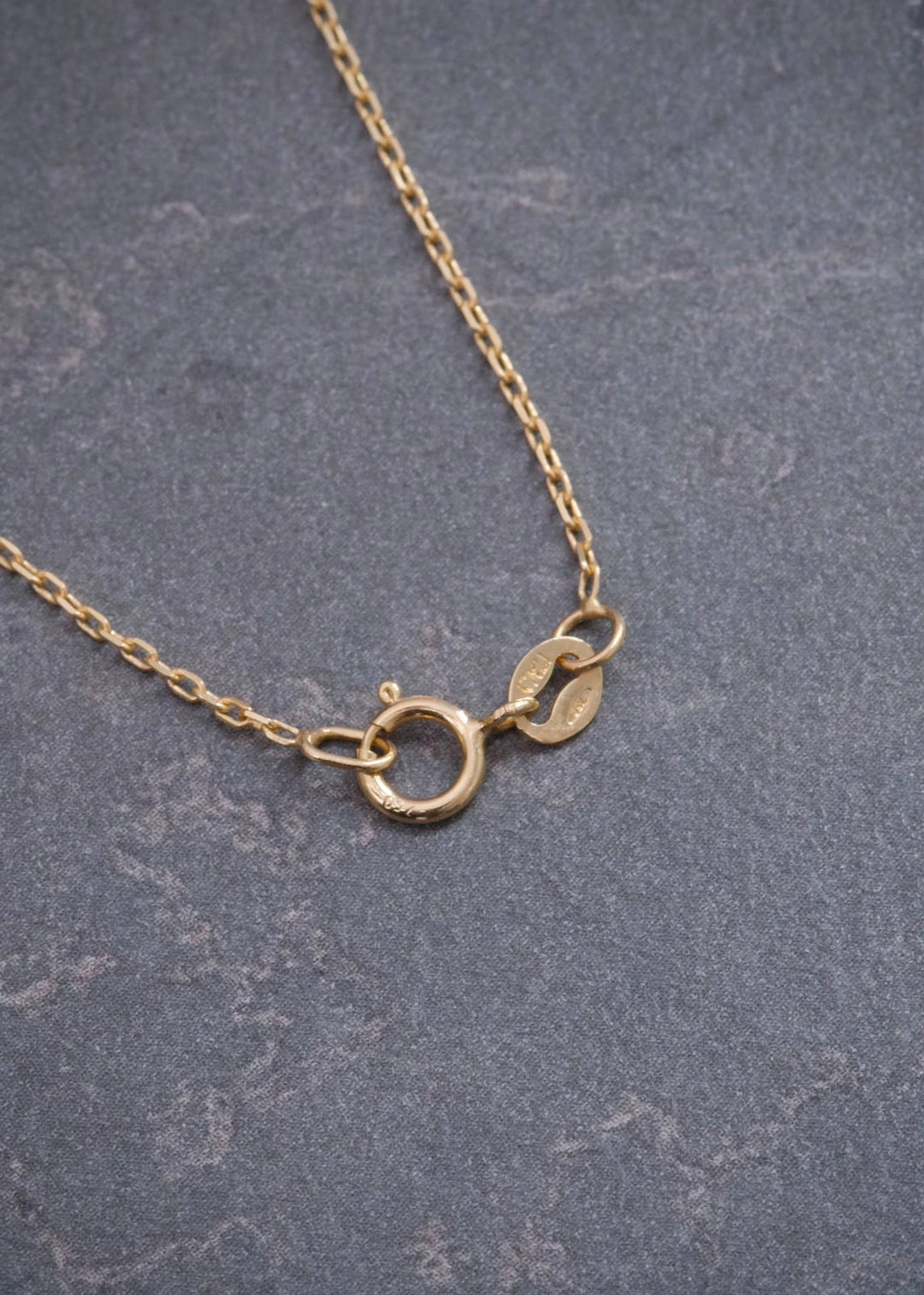 Cadena con Dije 10pts de Esmeralda 1.85gr / 50cm / 0.7mm — Oro Amarillo
