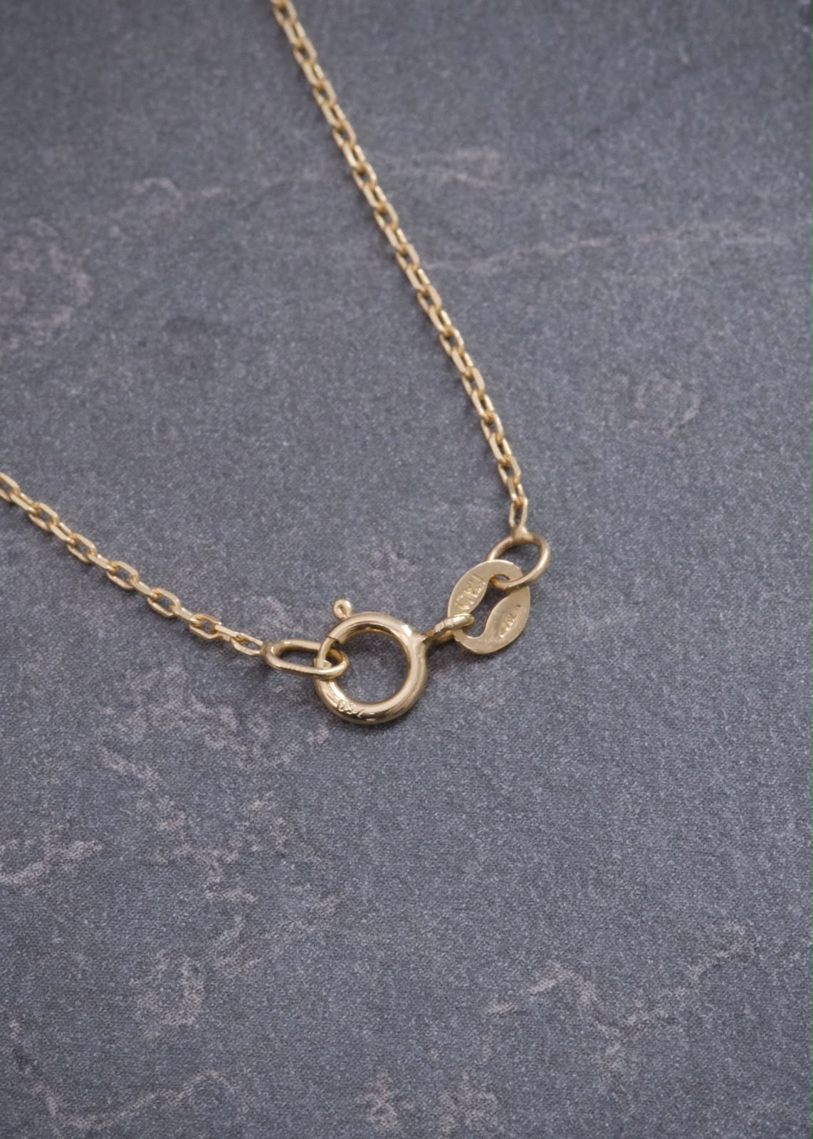 Cadena con Dije 10pts de Esmeralda 1.85gr / 50cm / 0.7mm — Oro Amarillo