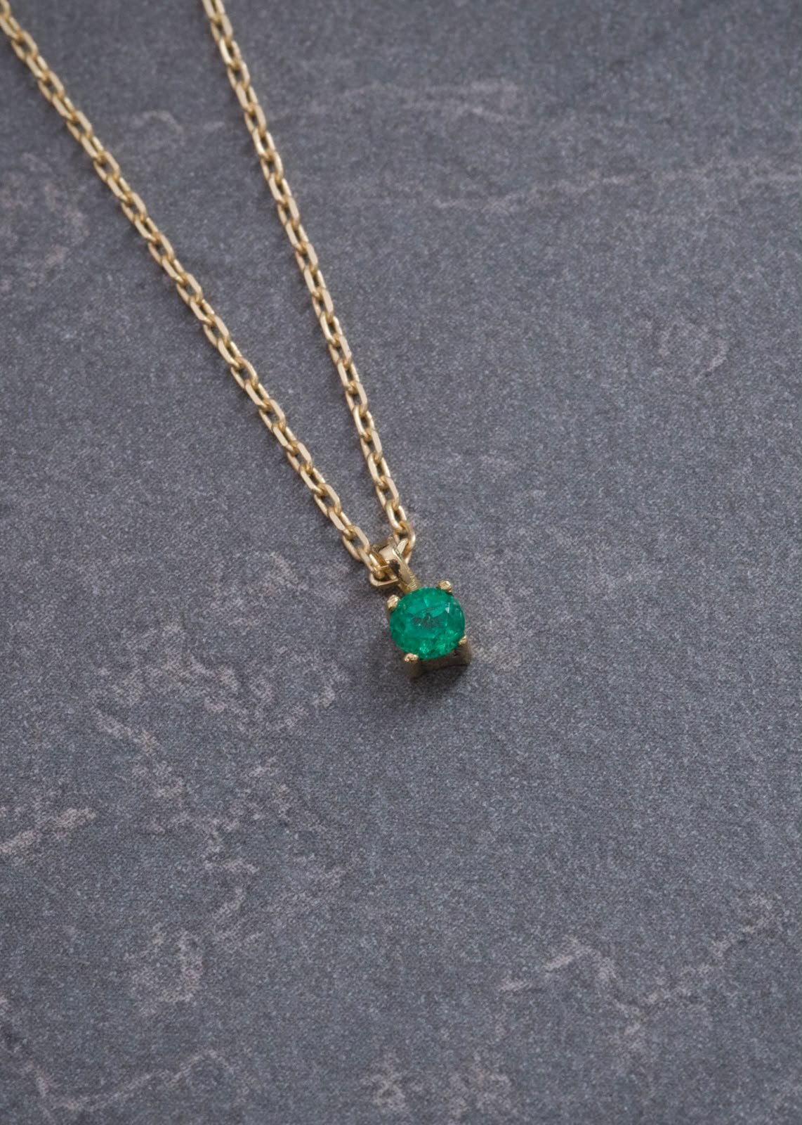 Cadena con Dije 10pts de Esmeralda 1.7gr / 45cm / 0.7mm — Oro Amarillo
