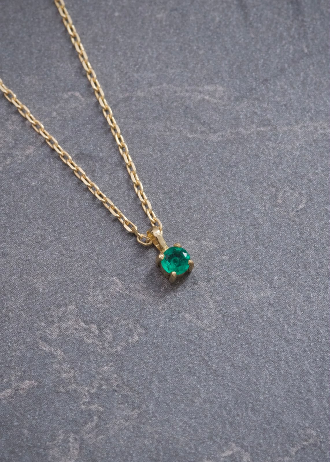 Cadena con Dije 8pts de Esmeralda 1.7gr / 45cm / 0.7mm — Oro Amarillo
