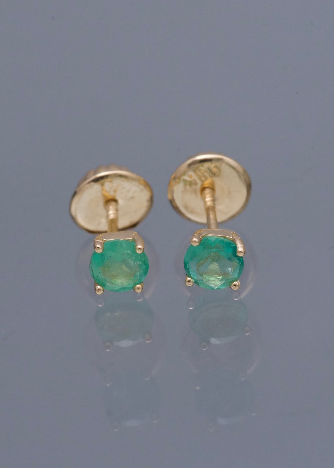 Topos con 38pts de Esmeralda 0.6gr / 0.3cm / 3.8mm — Oro Amarillo