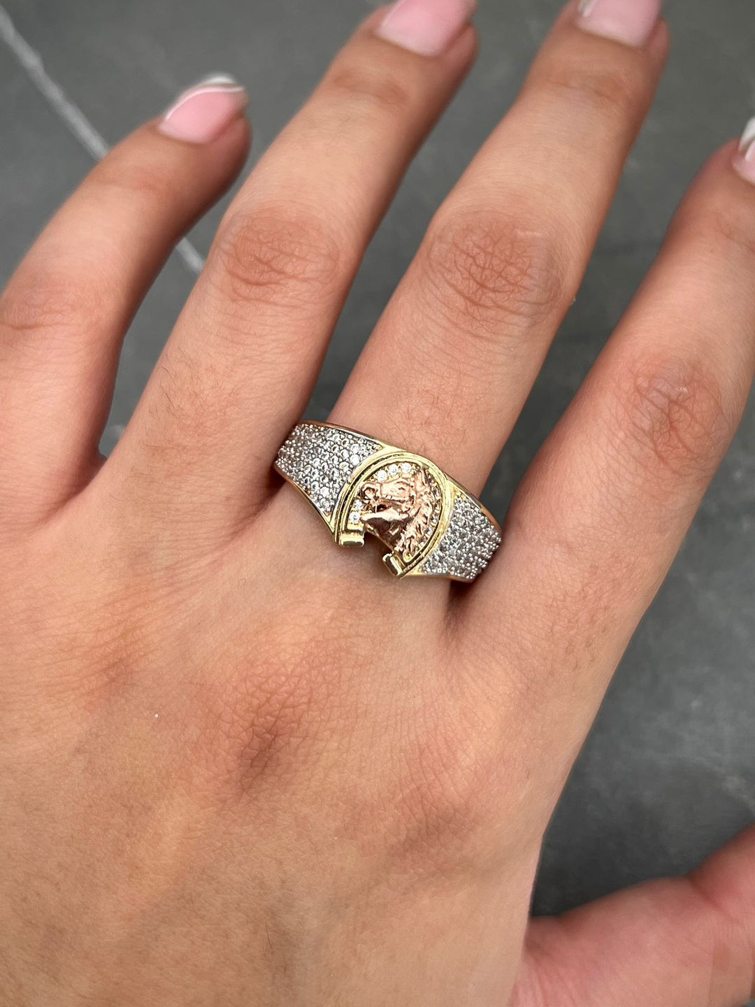 Anillo de herradura con caballo y swarovski blanco 6.9gr / Talla 10 1/2 — Dos Oros