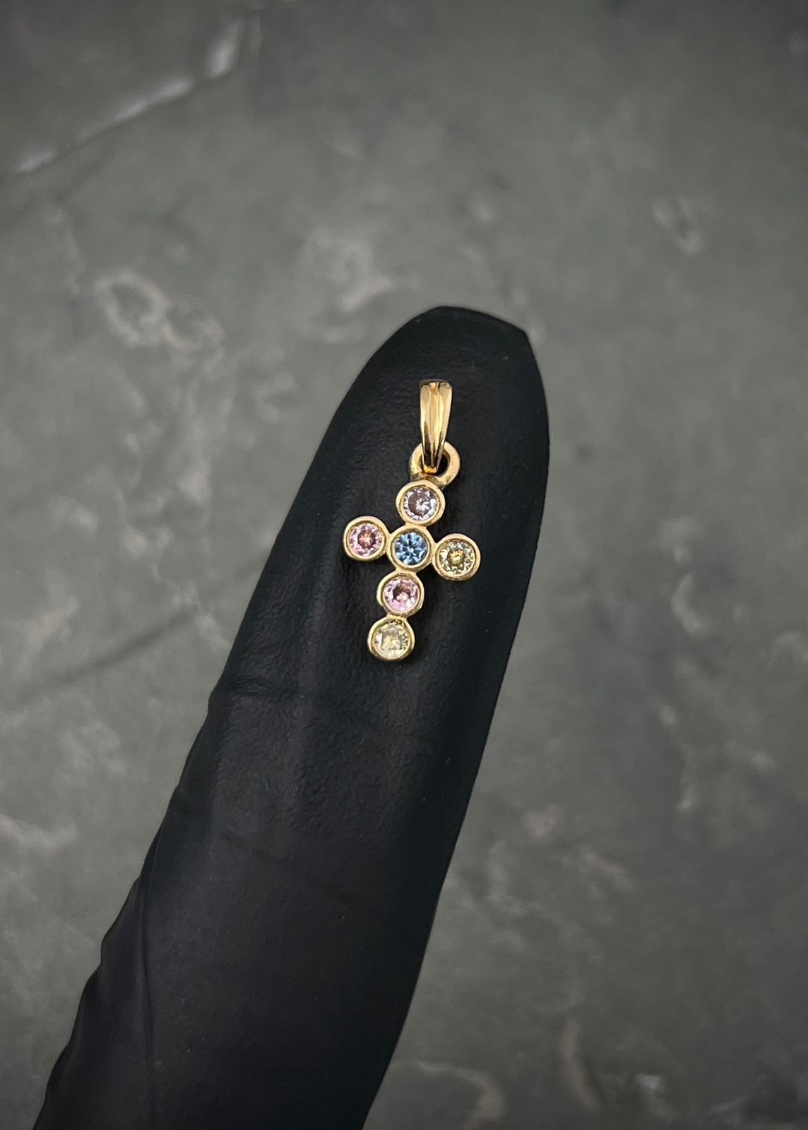 Dije cruz con swarovski azul y rosado 0.75gr / Largo 1.7cm / Oro Amarillo Nac B