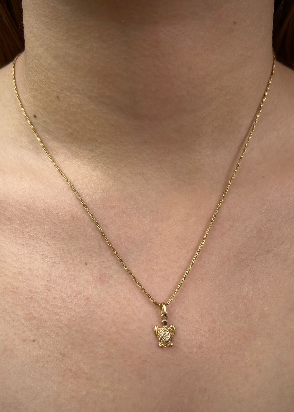 Dije tortuga con swarovski blanco 0.8gr / Largo 1.6cm / Oro Amarillo Nac M