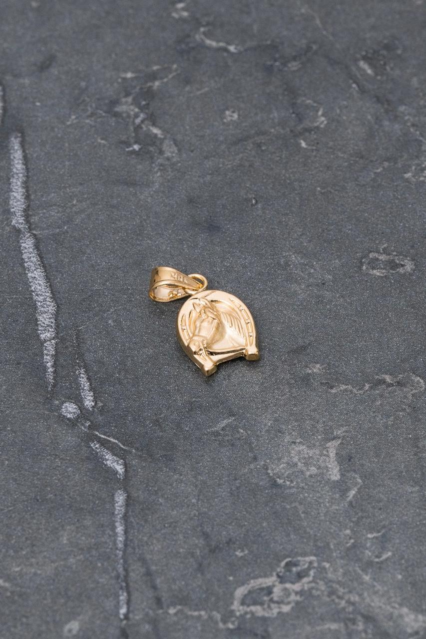 Dije herradura con caballo 0.55gr / Largo 1.7cm / Oro Amarillo Nac B