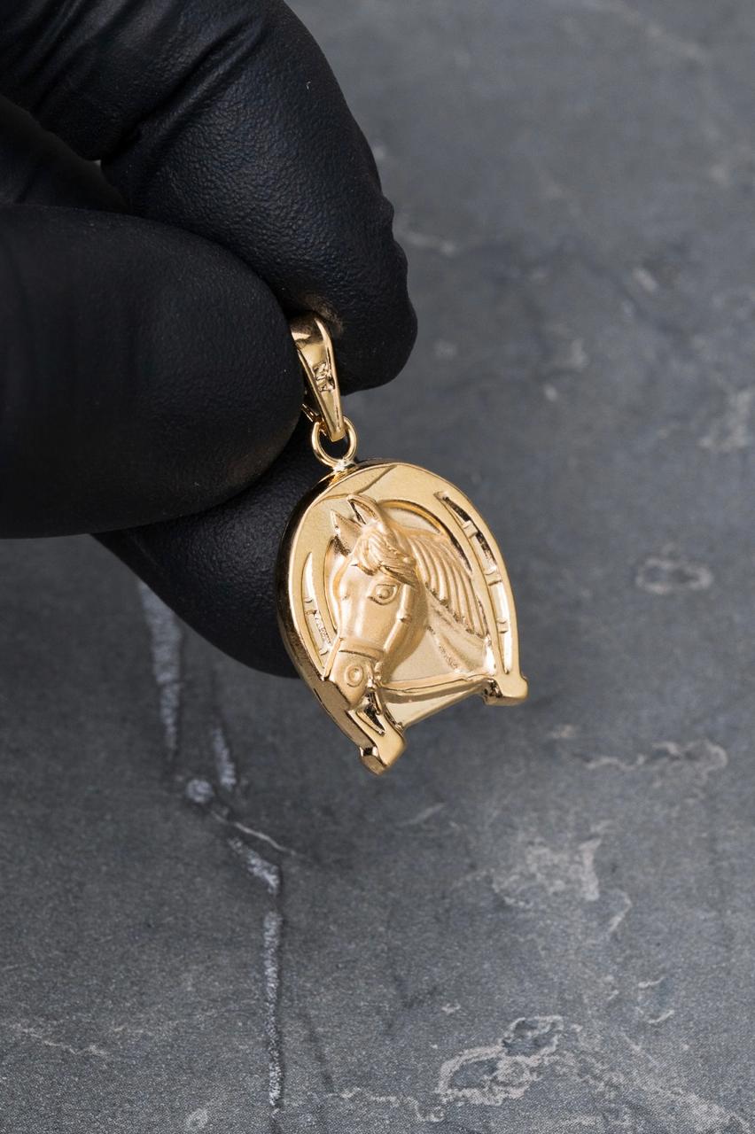 Dije herradura con caballo 2.15gr / Largo 3.1cm / Oro Amarillo Nac B