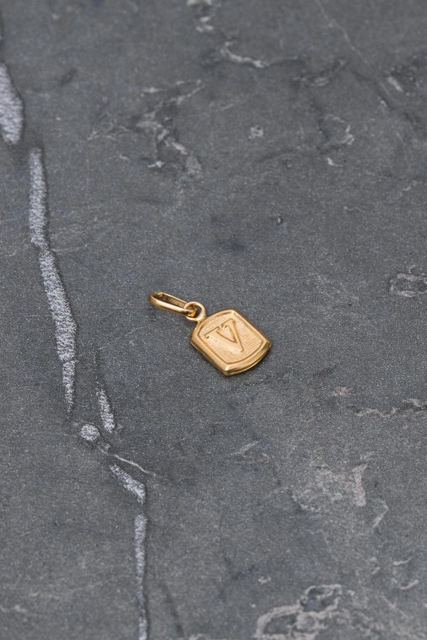 Dije letra v 0.35gr / Largo 1.5cm — Oro Amarillo