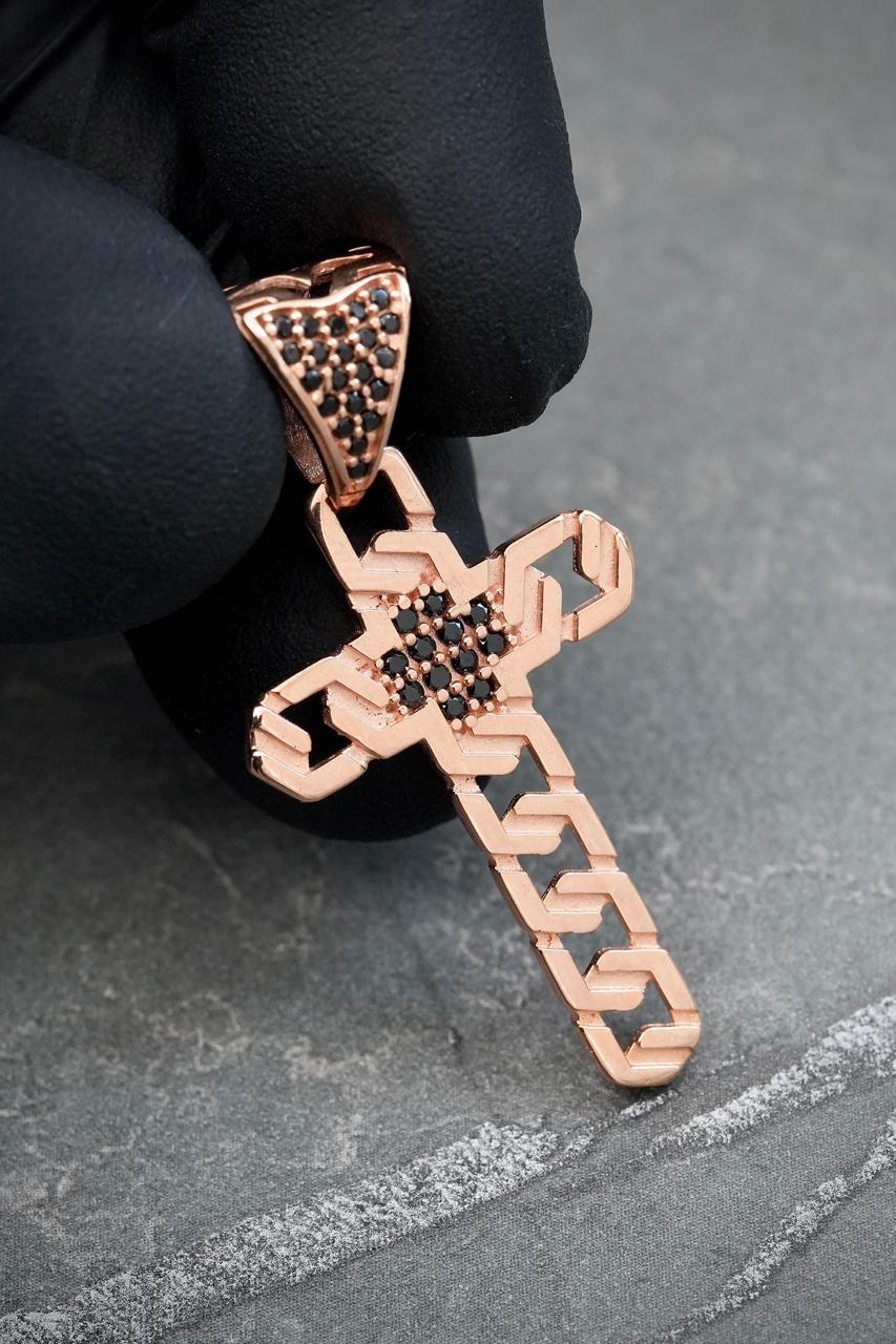 Dije cruz con swarovski negro 3.35gr / Largo 4cm — Oro Rosado