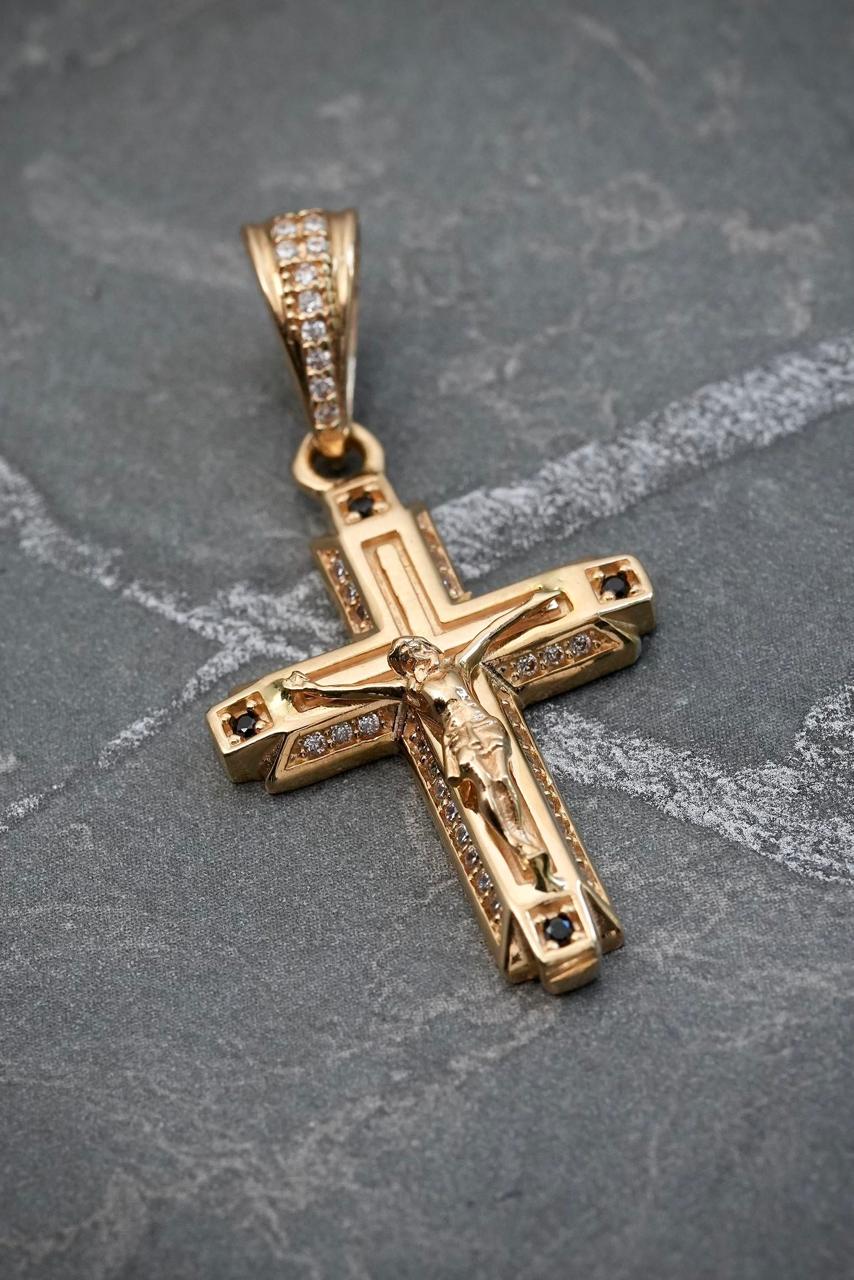 Dije cruz con cristo y swarovski blanco y negro 5.2gr / Largo 3.8cm / Oro Amarillo Nac B
