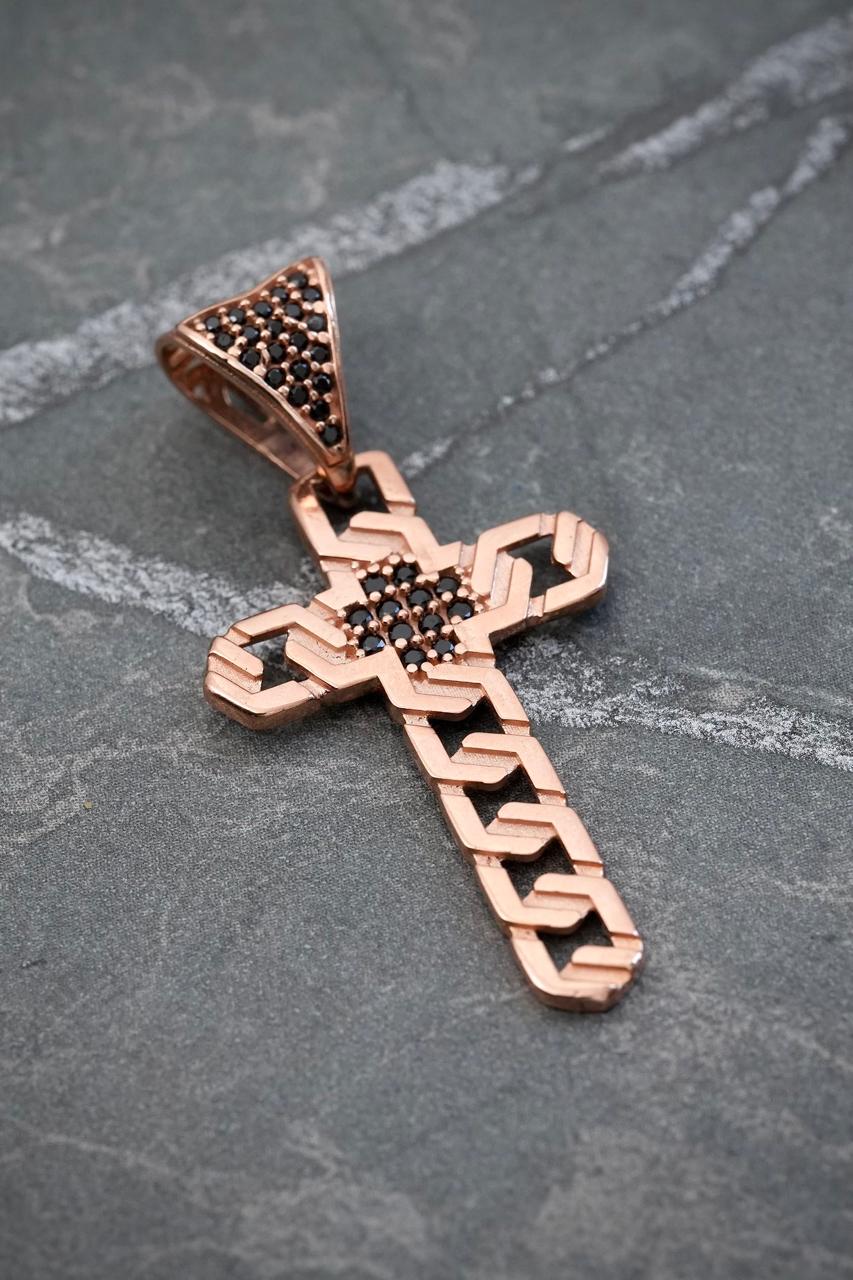 Dije cruz con swarovski negro 3.35gr / Largo 4cm — Oro Rosado