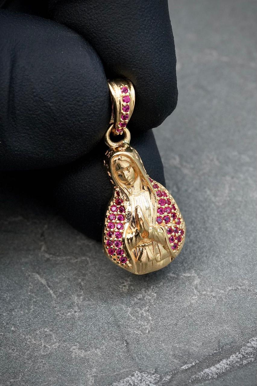 Dije virgen maria con swarovski fucsia 2.8gr / Largo 2.7cm — Oro Amarillo