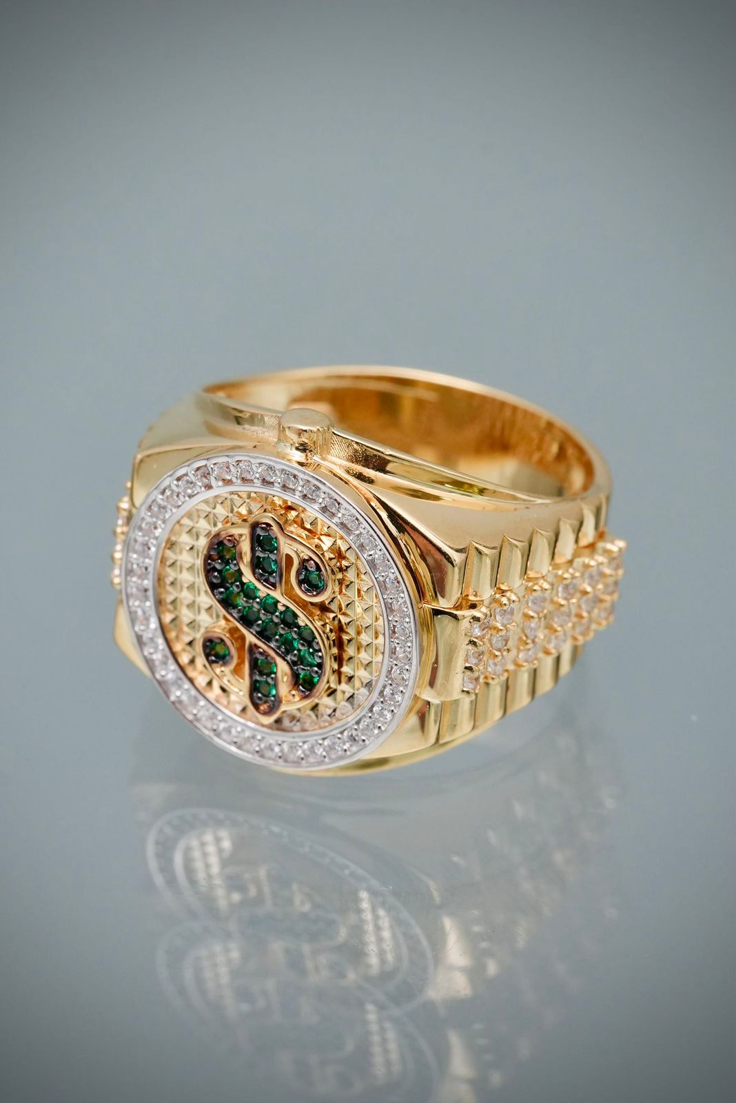 Anillo signo peso con swarovski blanco y verde 11.15gr / Talla 9 3/4 / Oro Amarillo Nac B