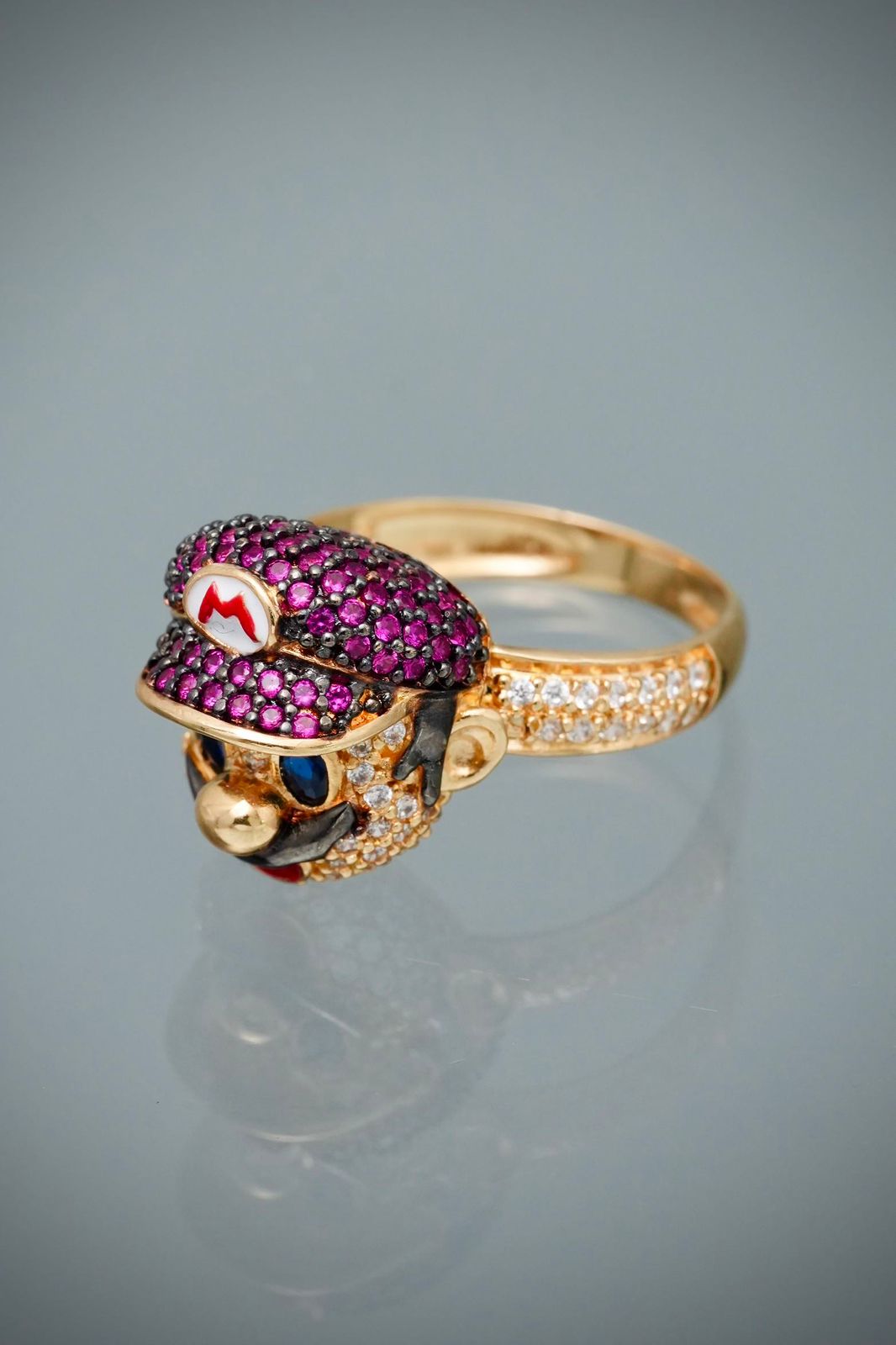 Anillo mario bros con swarovski blanco y fucsia 5.75gr / Talla 5 3/4 — Oro Amarillo