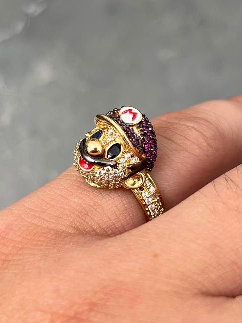 Anillo mario bros con swarovski blanco y fucsia 5.75gr / Talla 5 3/4 — Oro Amarillo