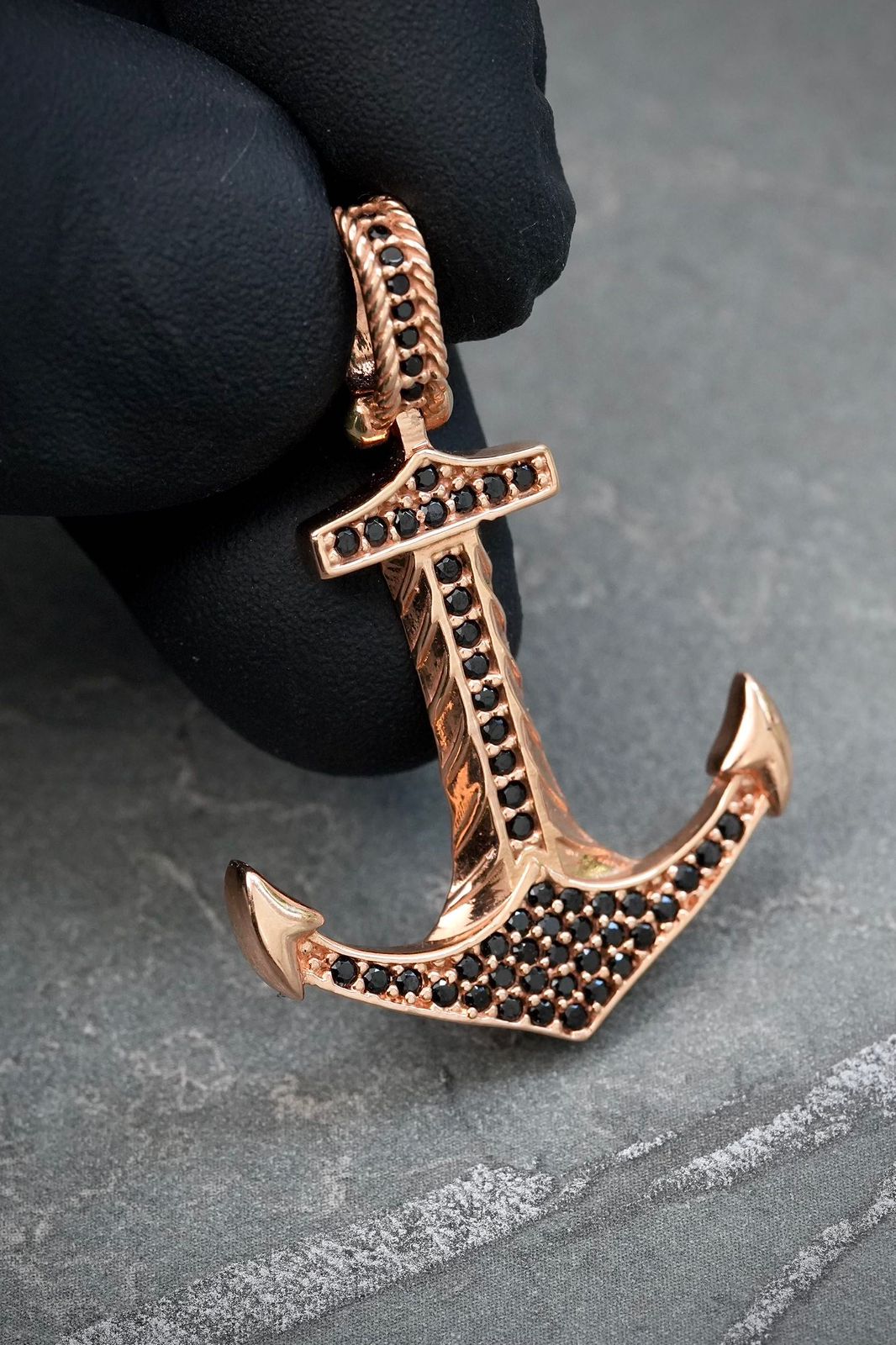 Dije ancla con swarovski negro 3.85gr / Largo 3.5cm — Oro Rosado