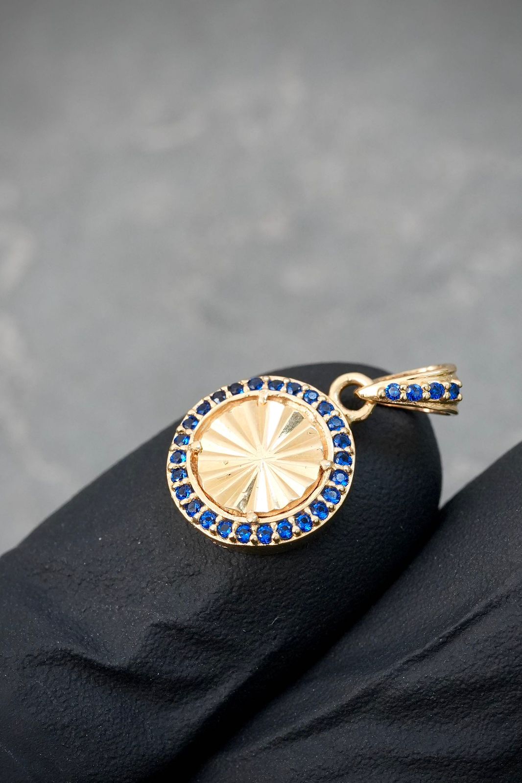 Dije diamantado con swarovski azul 1.6gr / Largo 1.9cm — Oro Amarillo