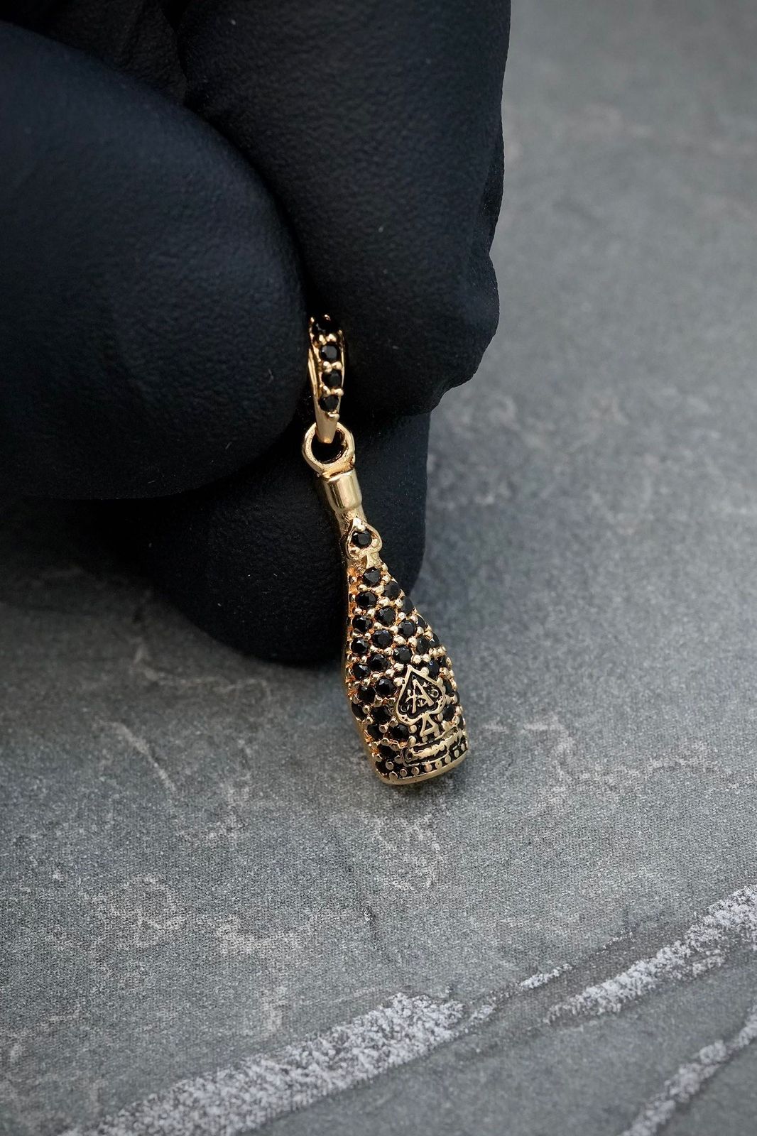 Dije botella con swarovski negro 1.4gr / Largo 2.2cm — Oro Amarillo