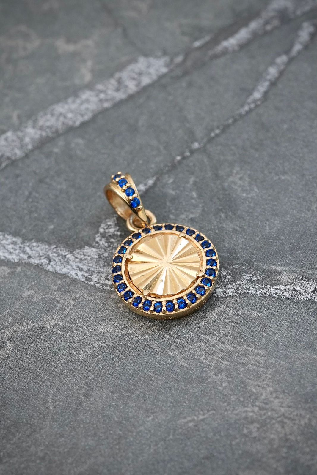 Dije diamantado con swarovski azul 1.6gr / Largo 1.9cm — Oro Amarillo