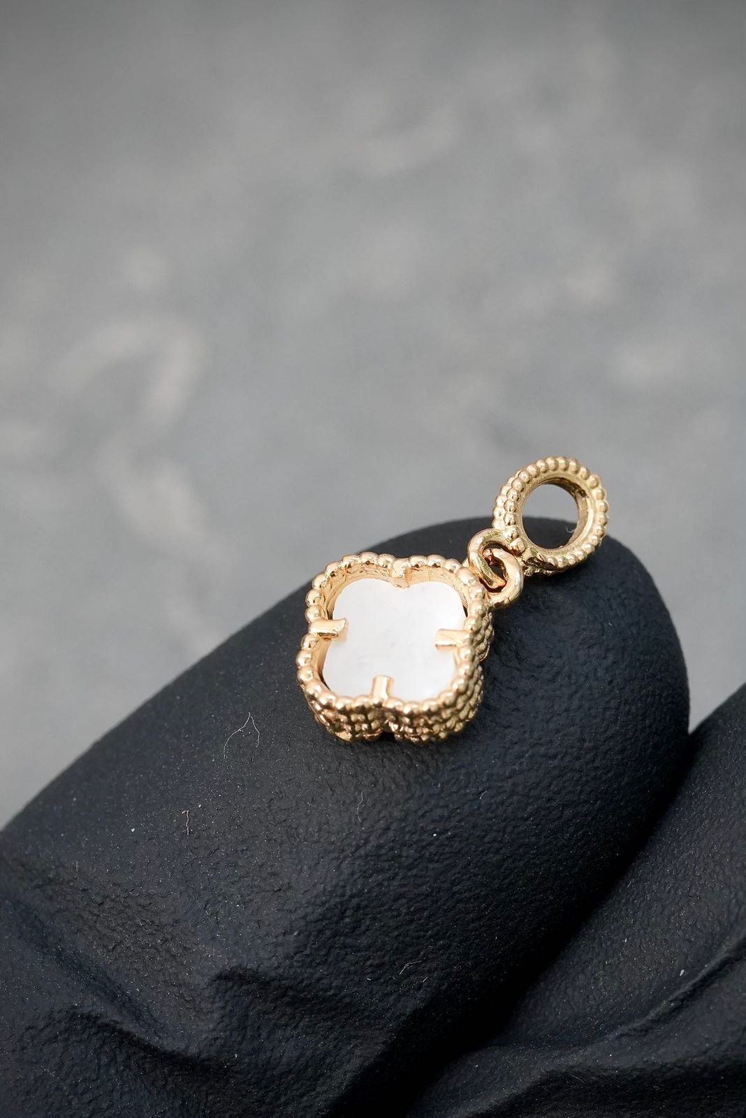 Dije lucky clover piedra blanca 0.85gr / Largo 1.5cm — Oro Amarillo