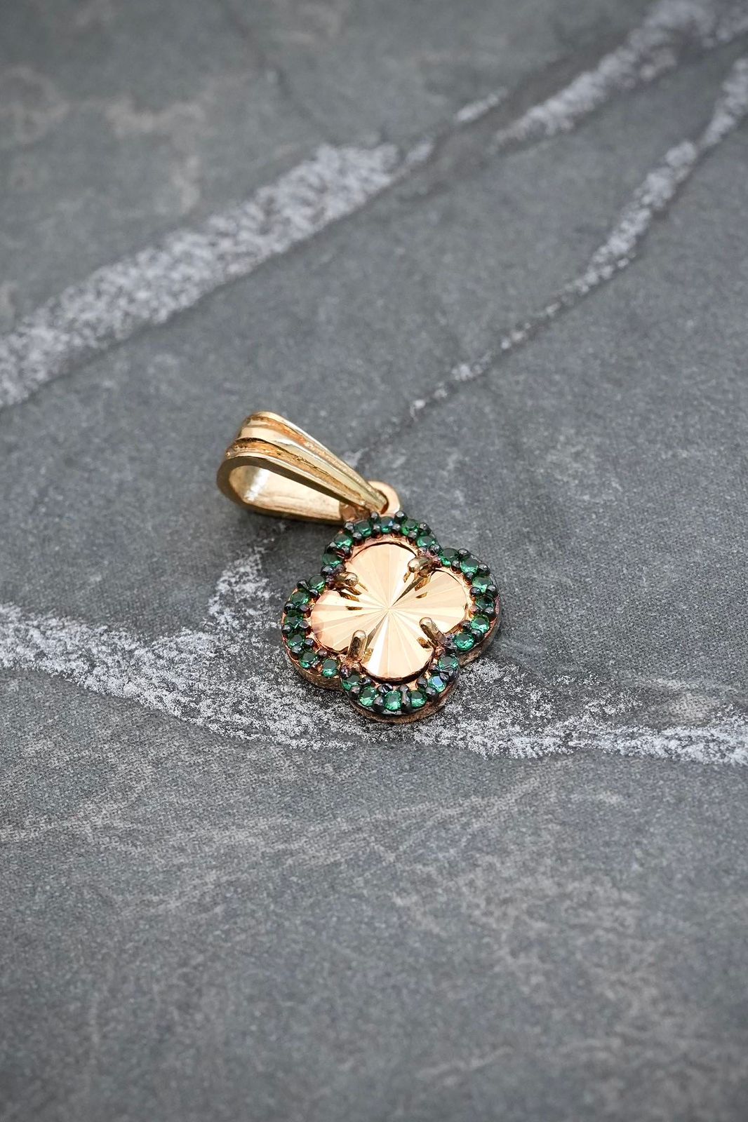 Dije lucky clover con swarovski verde 0.85gr / Largo 1.7cm / Oro Amarillo Nac B