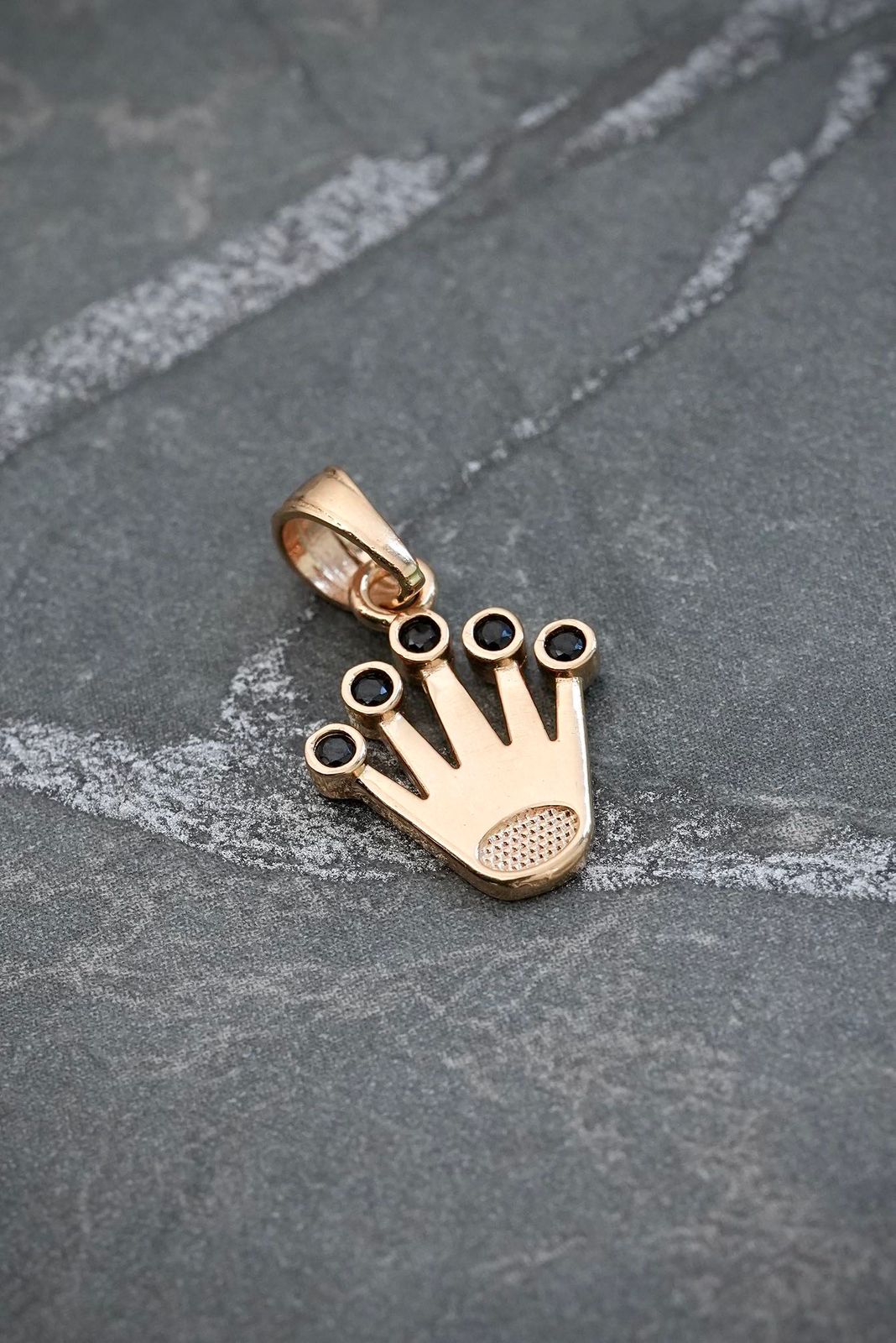 Dije corona rx con swarovski negro 1.15gr / Largo 1.8cm — Oro Amarillo