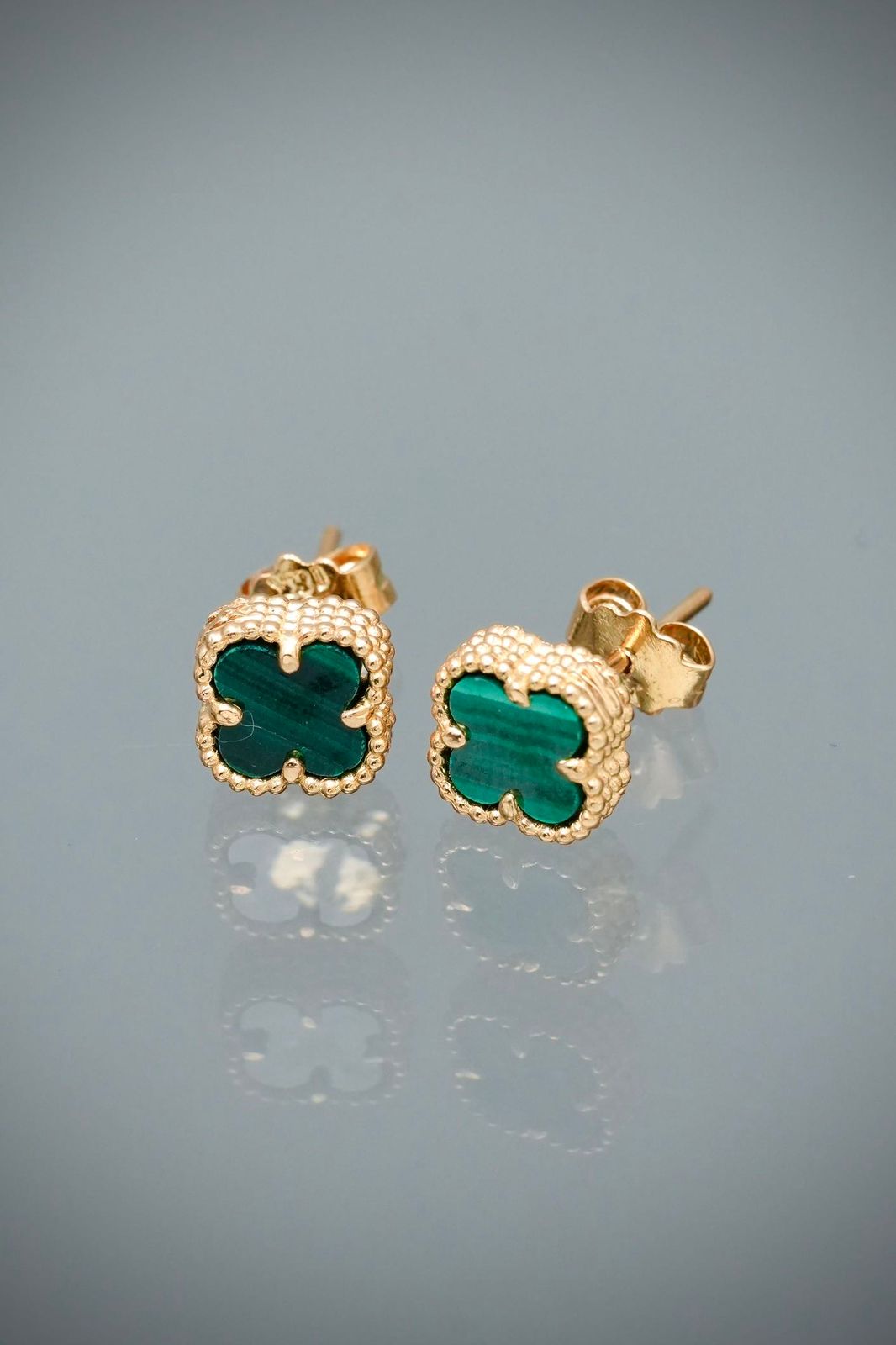Topos lucky clover piedra verde 1.9gr / Largo 0.6cm / Oro Amarillo Nac B