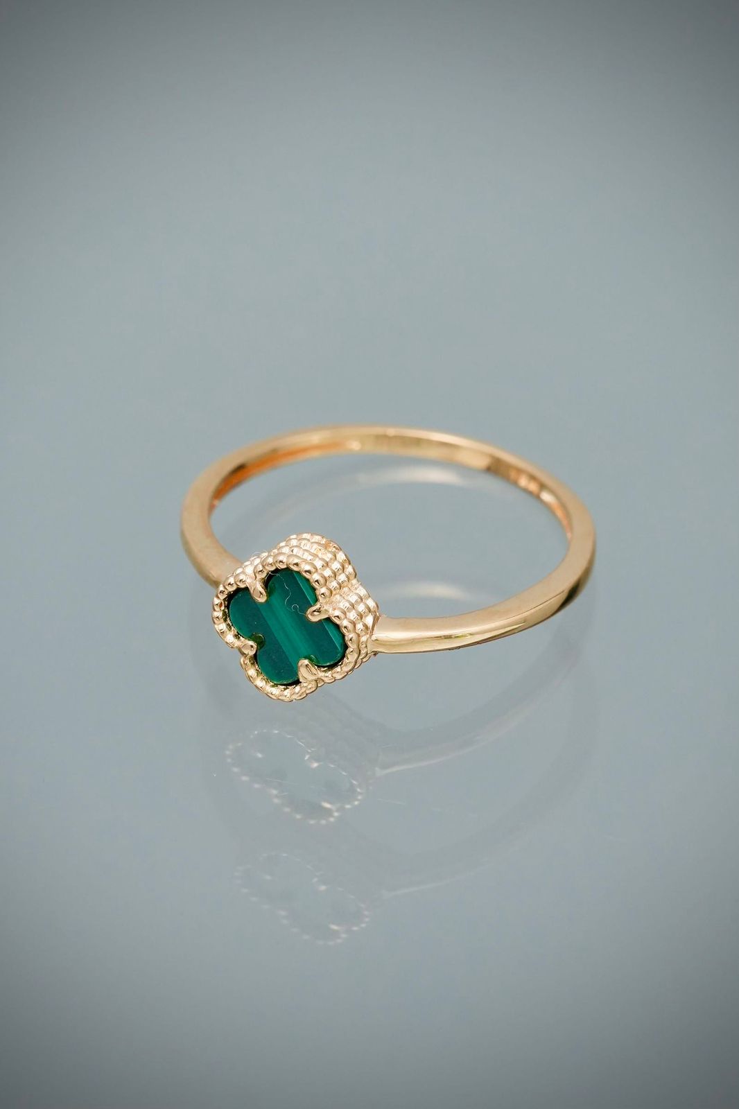 Anillo lucky clover piedra verde 1.8gr / Talla 6 3/4 — Oro Amarillo