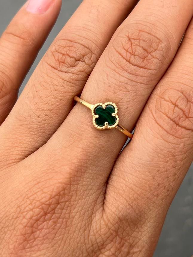 Anillo lucky clover piedra verde 1.8gr / Talla 6 3/4 — Oro Amarillo