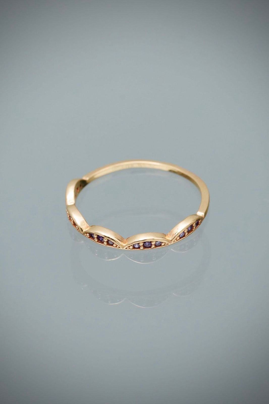 Anillo con swarovskis morados 1.2gr / Talla 6 1/4 — Oro Amarillo