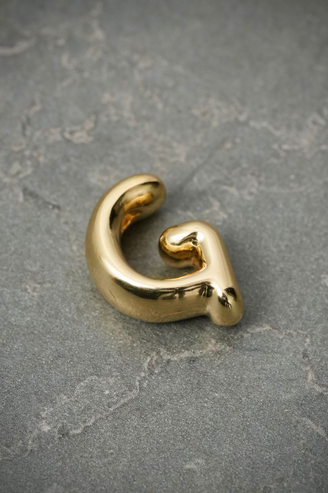 Dije letra g 0.65gr / Largo 1.7cm — Oro Amarillo