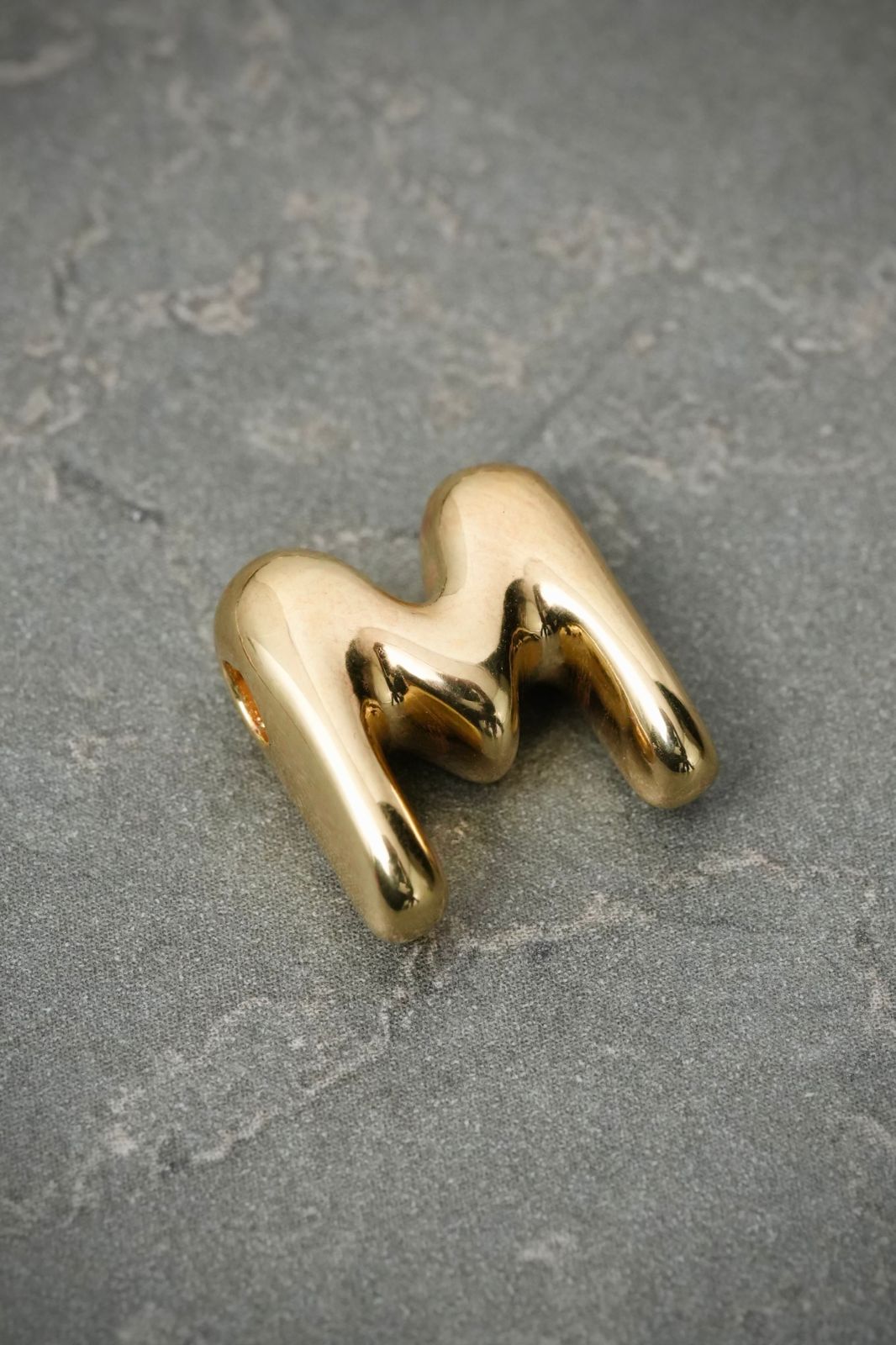 Dije letra m 0.6gr / Largo 1.4cm — Oro Amarillo