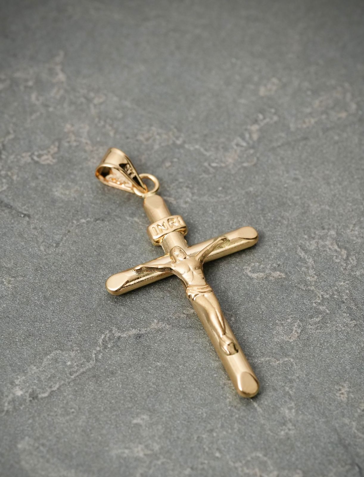 Dije cruz con cristo 1.1gr / Largo 3.3cm — Oro Amarillo