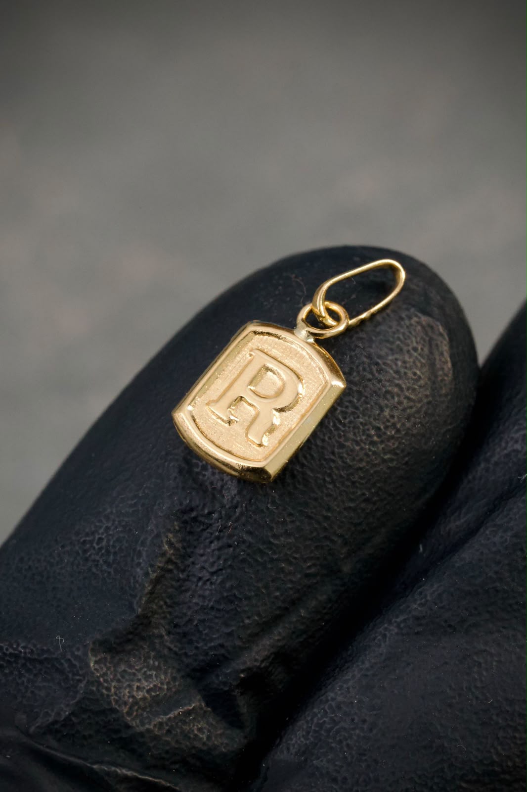 Dije Letra R 0.35gr / 1.5cm / 6.9mm — Oro Amarillo