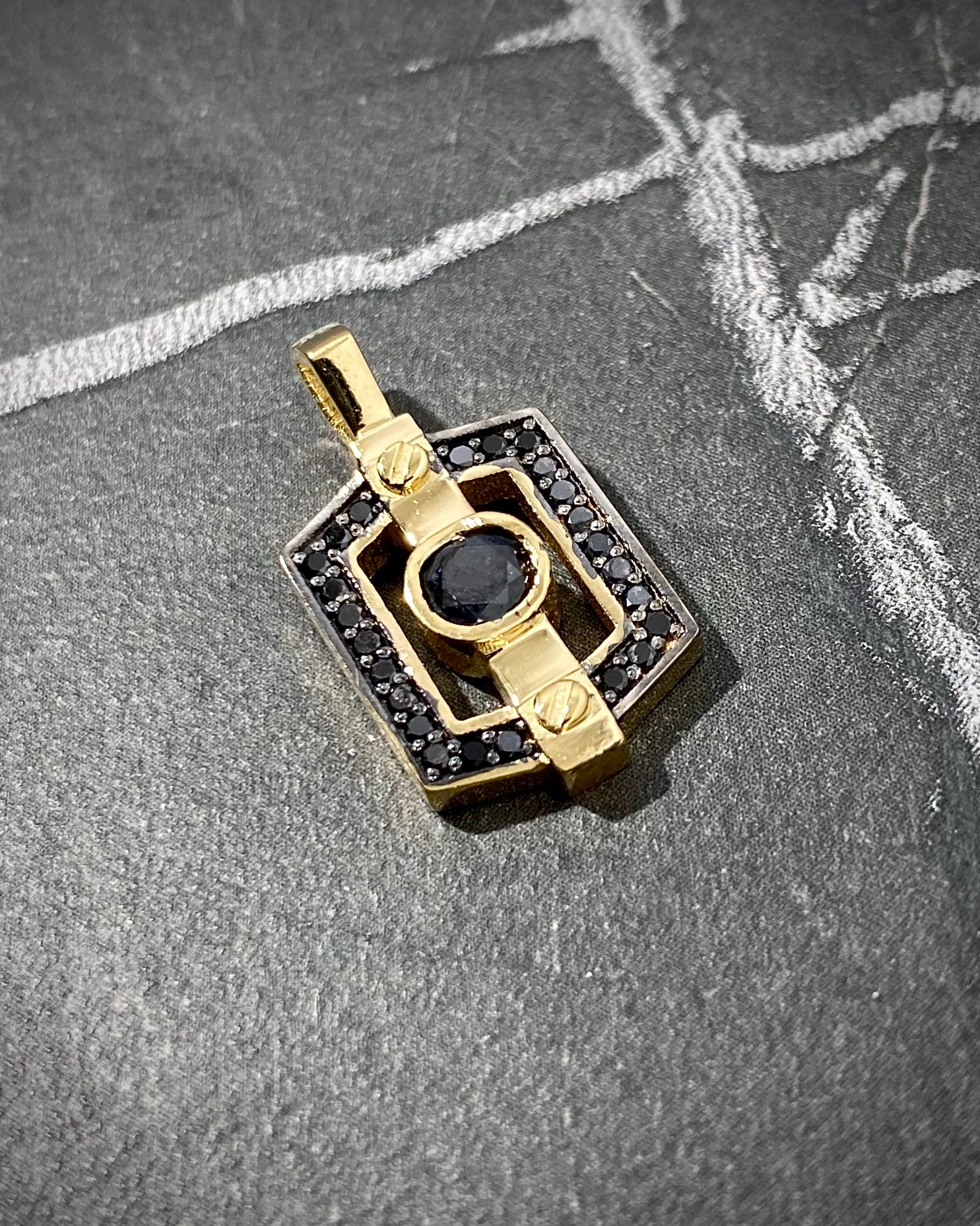 Dije de placa geometrico con DN 66pts (0.66QTS) 3.6gr / 2.5cm / Oro Amarillo Nac (Joya) B